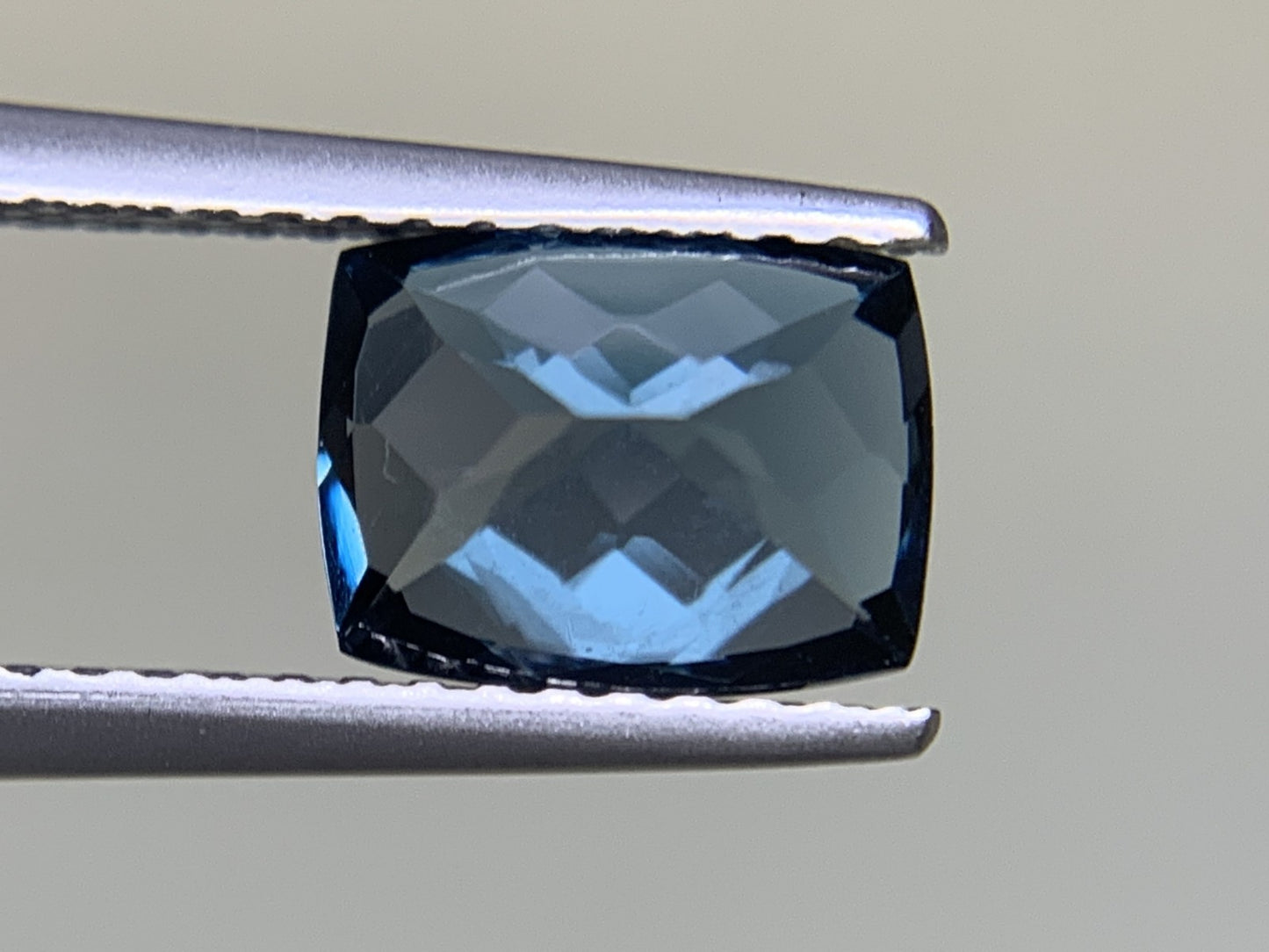 ブルートパーズ  1.940ct  宝石ソーティング付き  8.0㎜×6.1㎜×4.3㎜  ルース（ 裸石 ） 1889Y