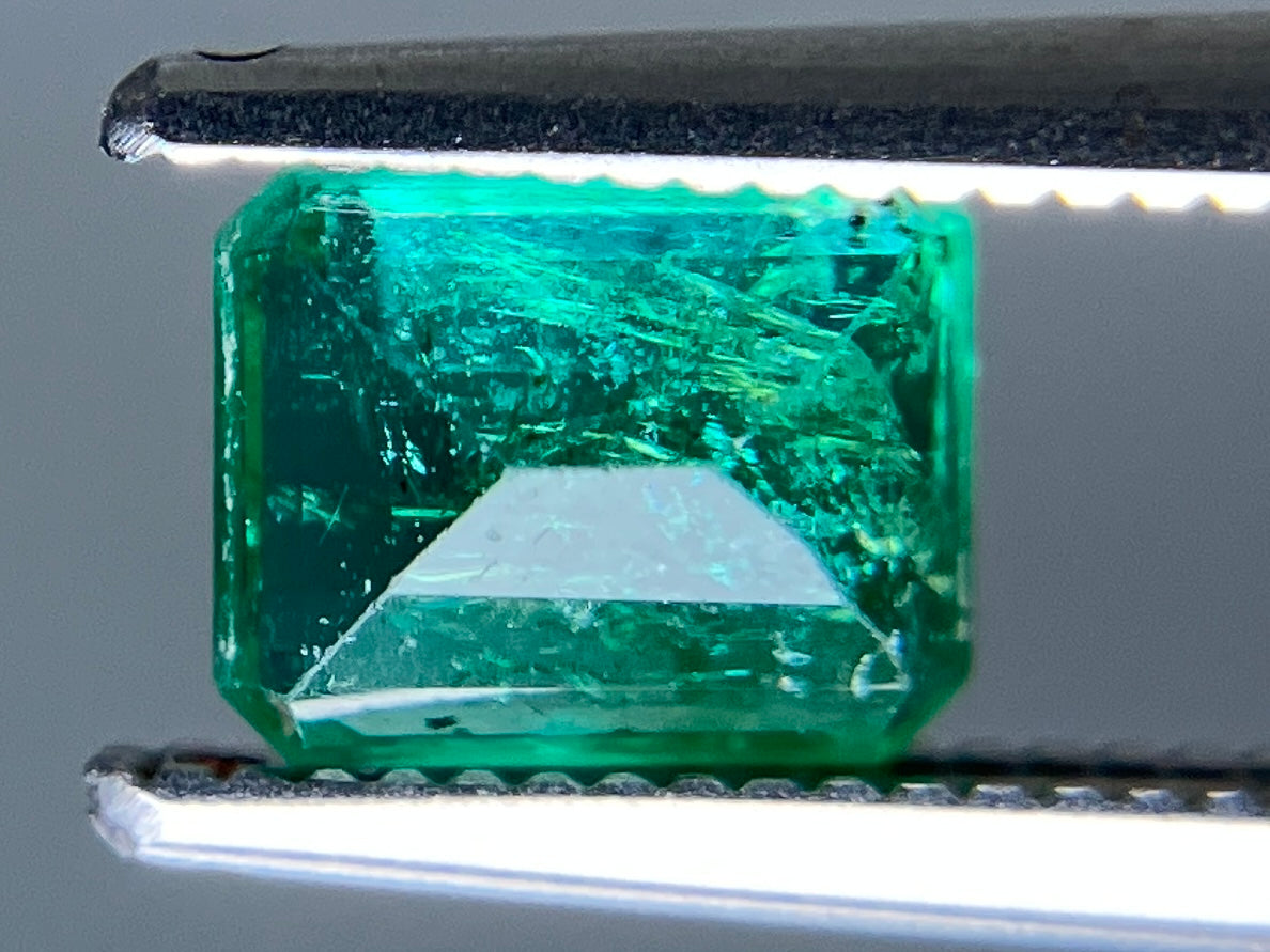 エメラルド 天然 0.965ct 中央宝石ソーティング付き 6.30㎜×5.09㎜×3.79㎜ ルース（ 裸石 ） 6881YY