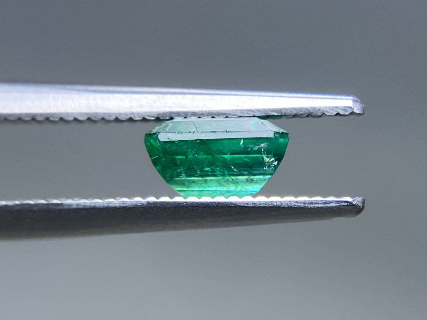 エメラルド 天然 0.965ct 中央宝石ソーティング付き 6.30㎜×5.09㎜×3.79㎜ ルース（ 裸石 ） 6881YY