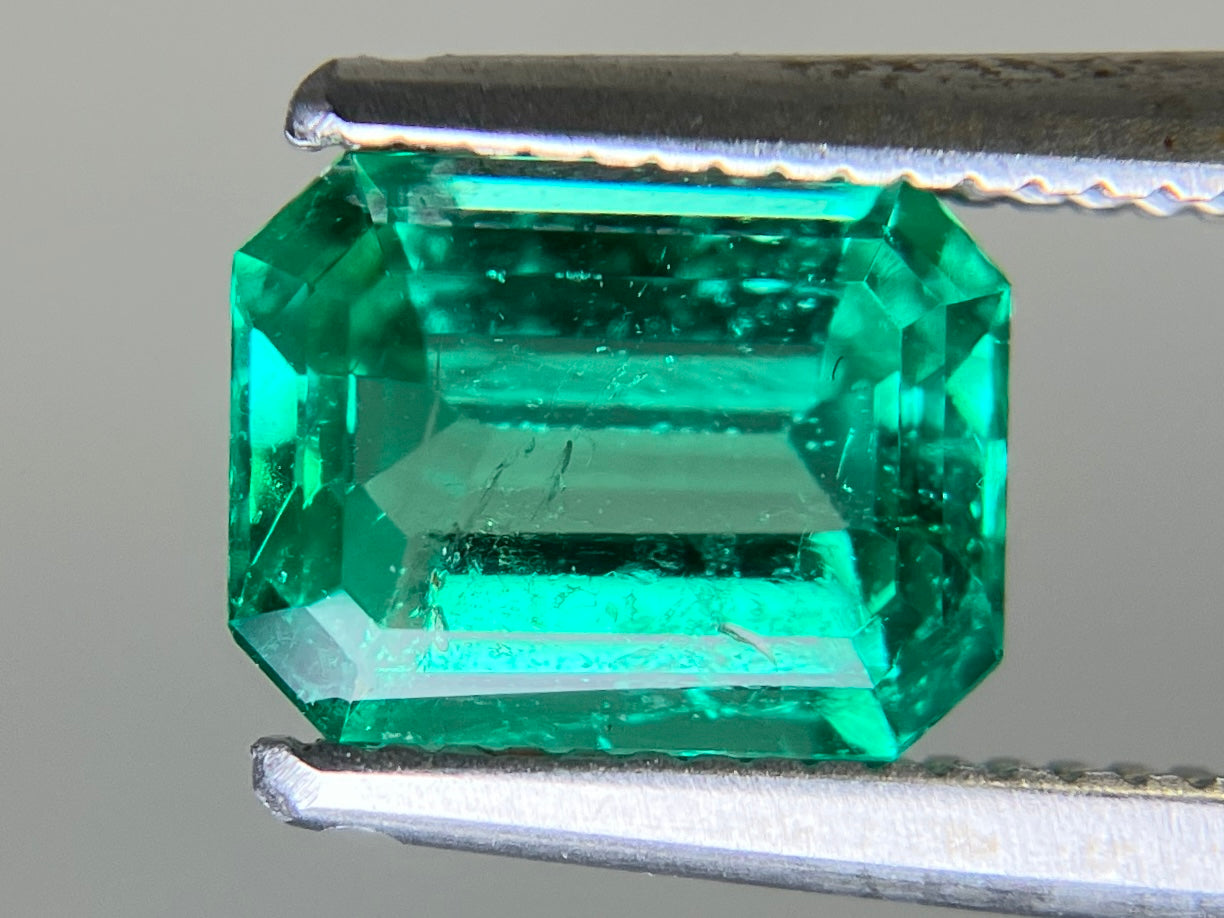 エメラルド 1.010ct 中央宝石ソーティング付き  7.55㎜×5.79㎜×3.36㎜  ルース（ 裸石 ） 4062YY