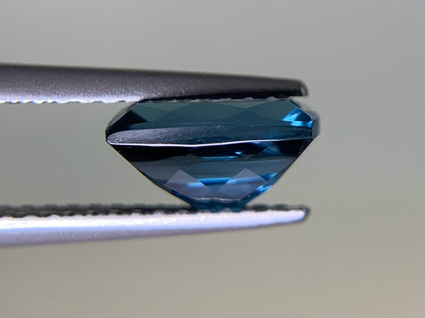 ブルートパーズ  1.940ct  宝石ソーティング付き  8.0㎜×6.1㎜×4.3㎜  ルース（ 裸石 ） 1889Y