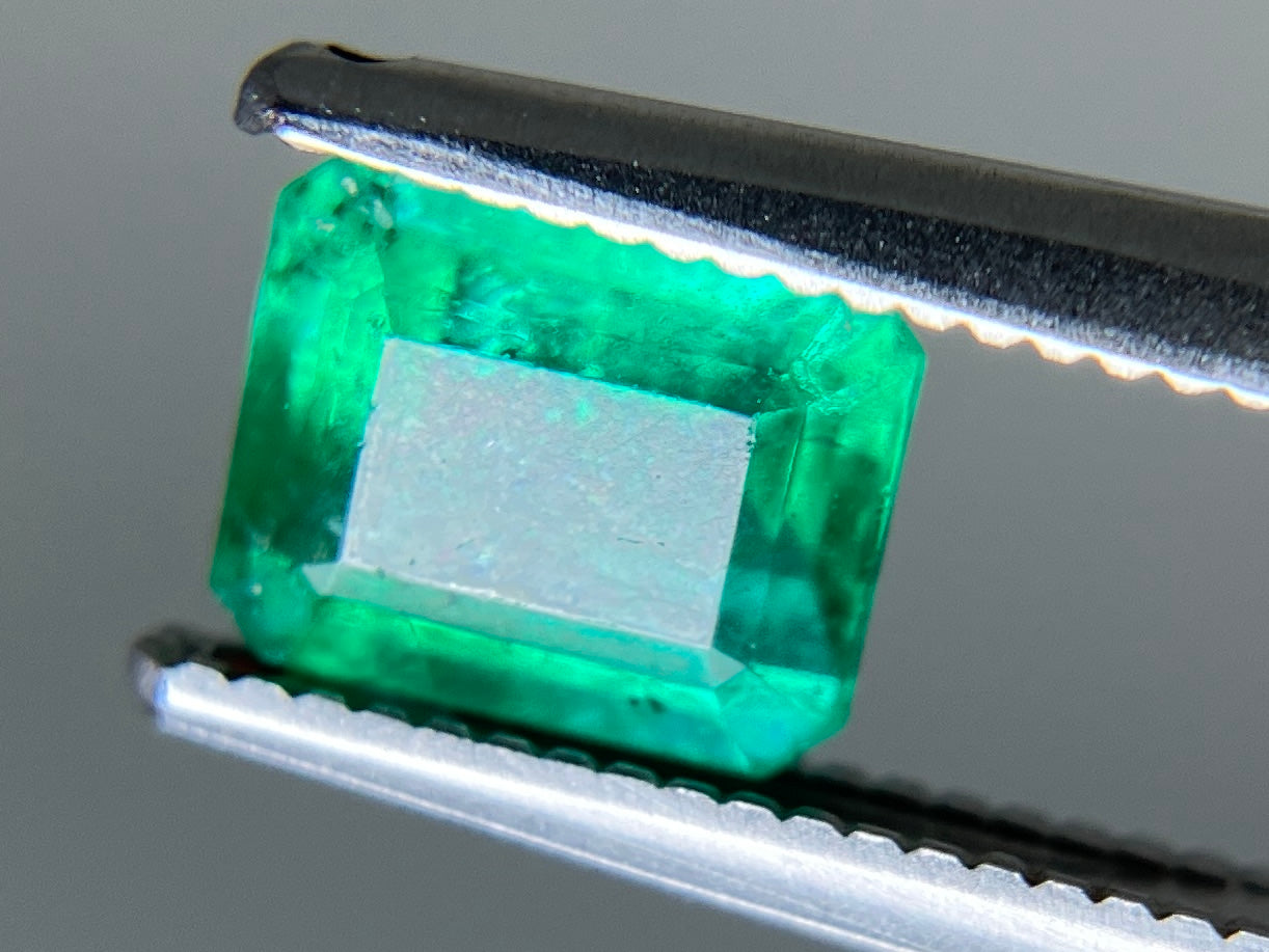 エメラルド 天然 0.965ct 中央宝石ソーティング付き 6.30㎜×5.09㎜×3.79㎜ ルース（ 裸石 ） 6881YY