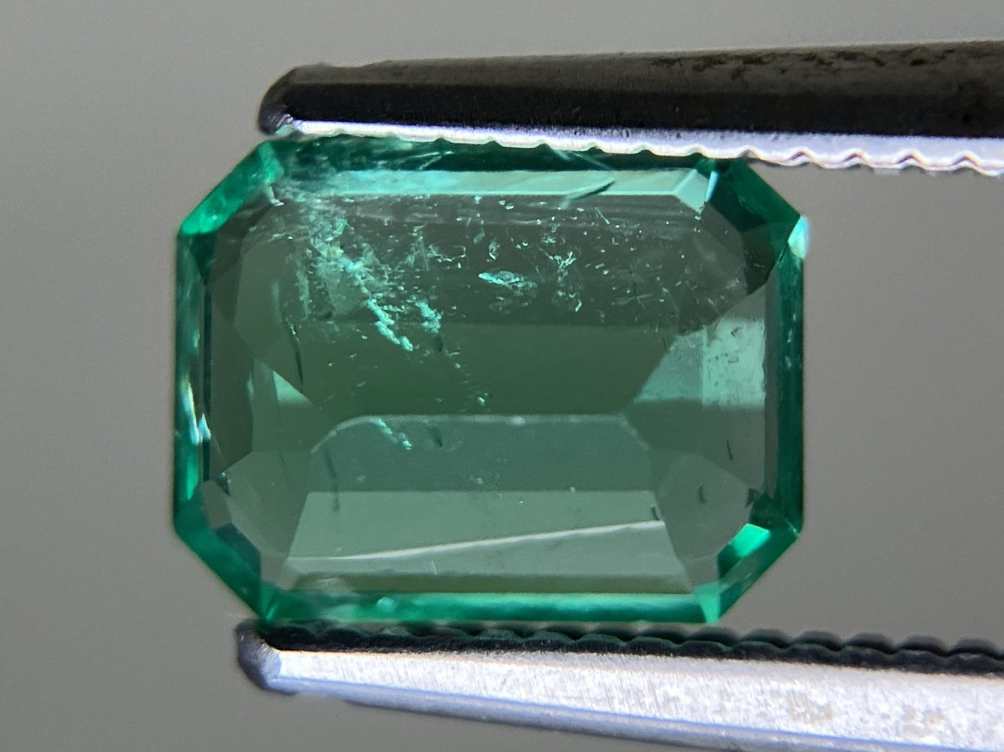 エメラルド 1.010ct 中央宝石ソーティング付き  7.55㎜×5.79㎜×3.36㎜  ルース（ 裸石 ） 4062YY