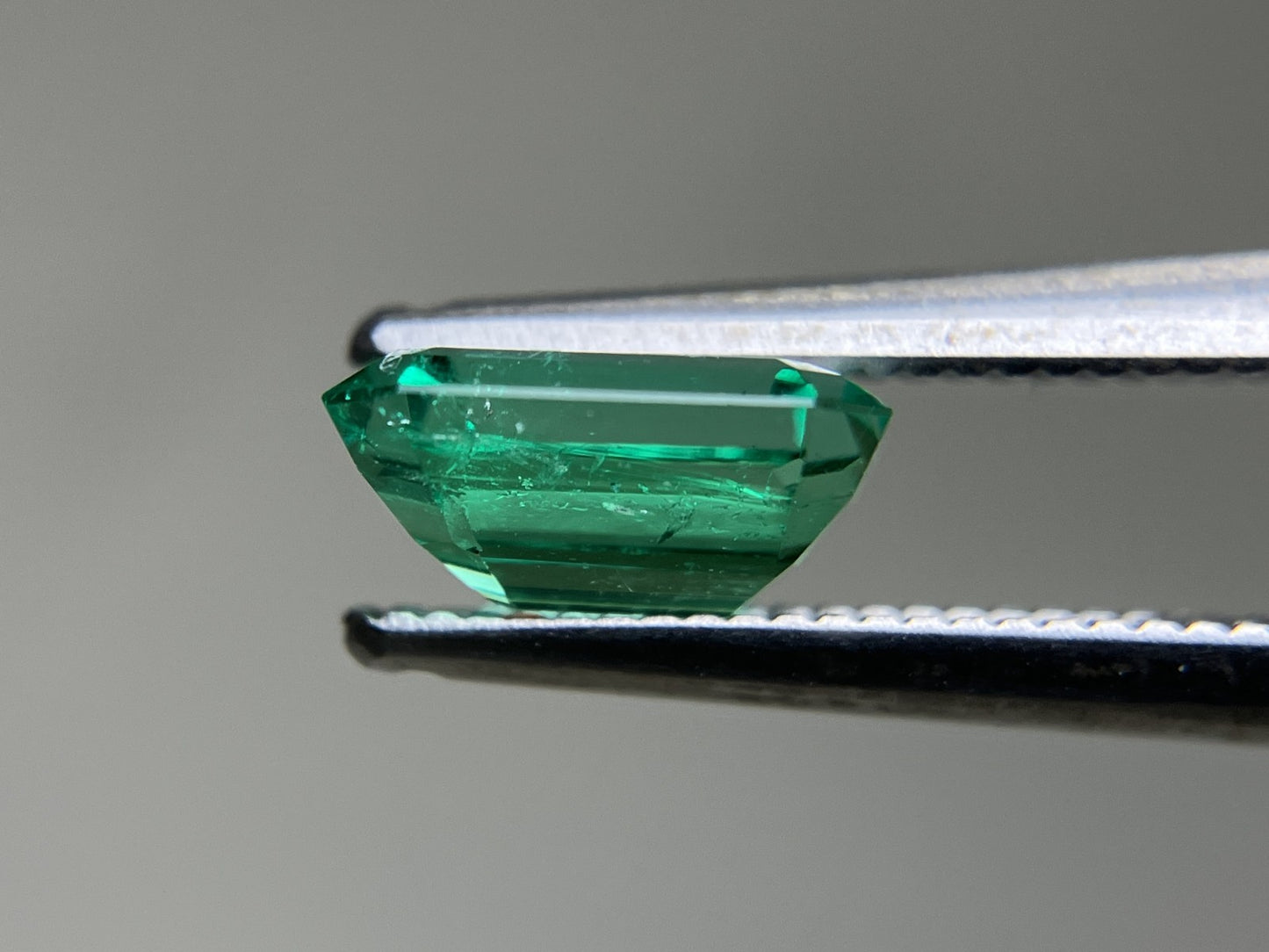 エメラルド 1.010ct 中央宝石ソーティング付き  7.55㎜×5.79㎜×3.36㎜  ルース（ 裸石 ） 4062YY