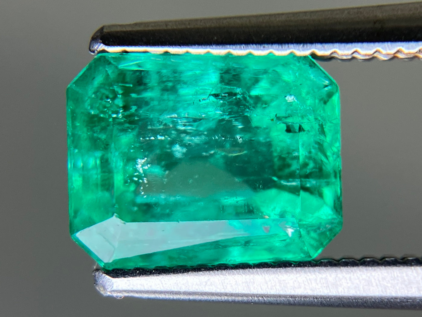 エメラルド 天然 1.741ct 中央宝石ソーティング付き 7.94㎜×6.20㎜×4.96㎜ ルース（ 裸石 ） 6885YY