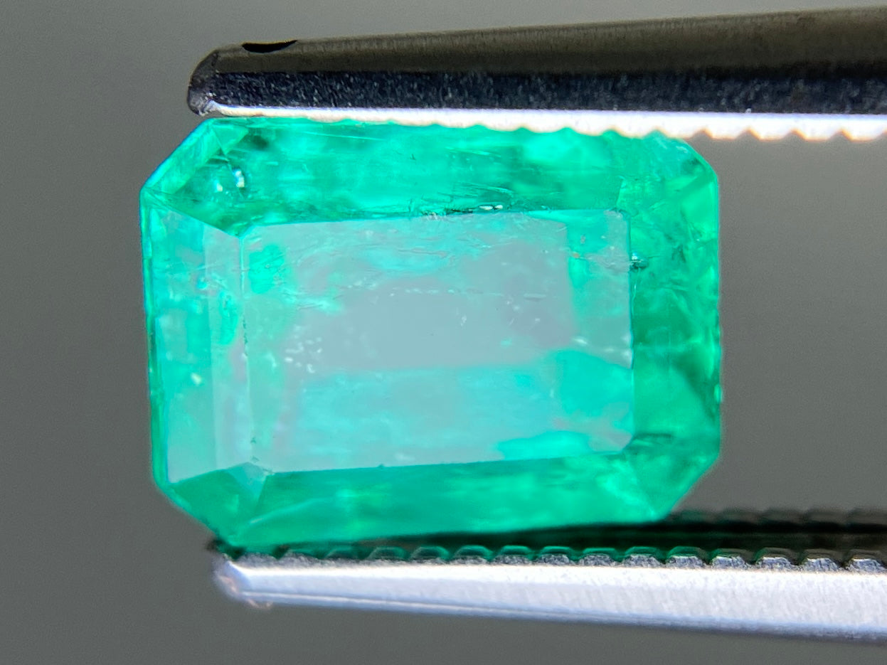 エメラルド 天然 1.741ct 中央宝石ソーティング付き 7.94㎜×6.20㎜×4.96㎜ ルース（ 裸石 ） 6885YY