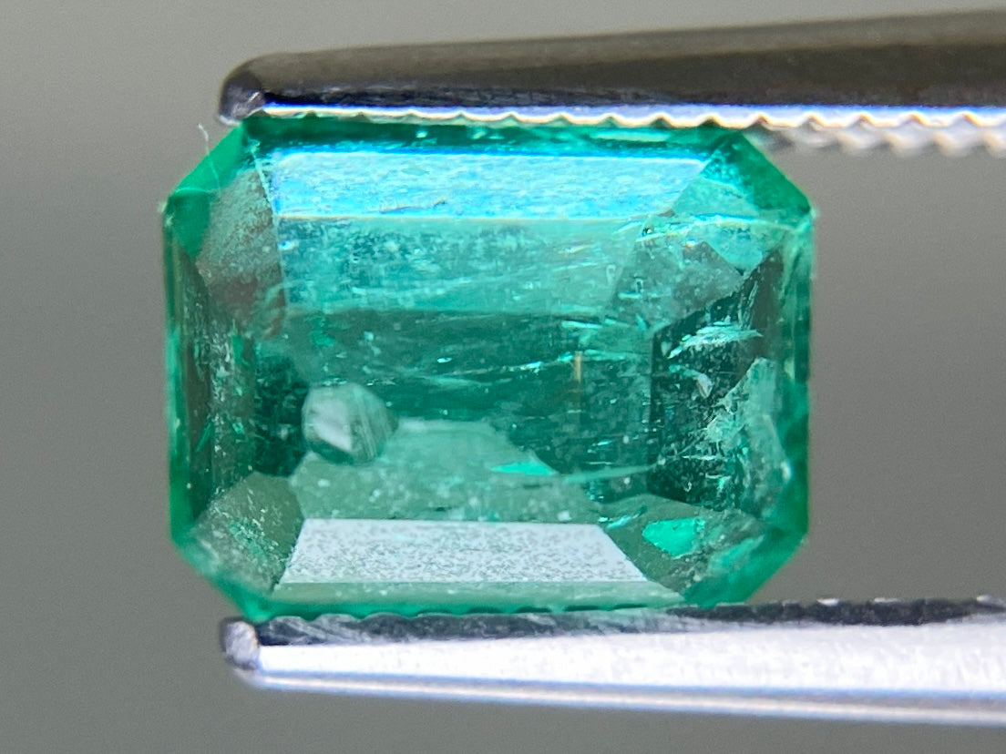 エメラルド 天然 1.741ct 中央宝石ソーティング付き 7.94㎜×6.20㎜×4.96㎜ ルース（ 裸石 ） 6885YY