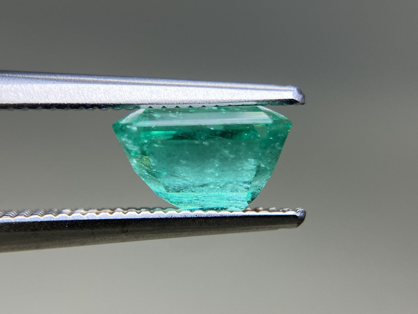 エメラルド 天然 1.741ct 中央宝石ソーティング付き 7.94㎜×6.20㎜×4.96㎜ ルース（ 裸石 ） 6885YY