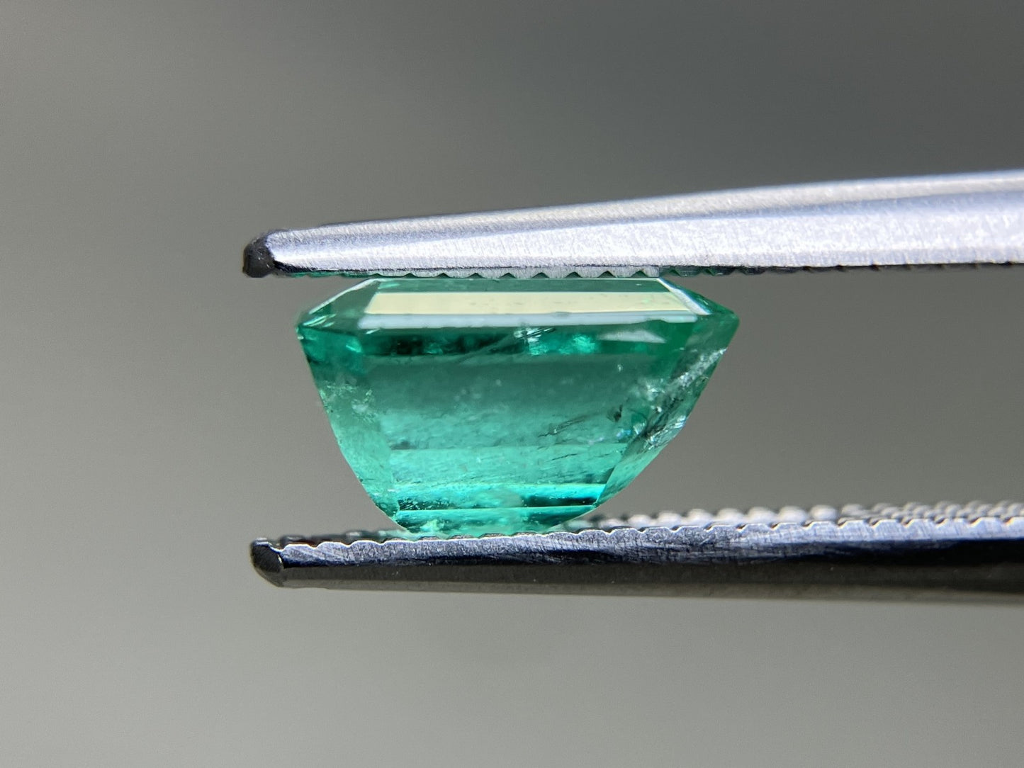 エメラルド 天然 1.741ct 中央宝石ソーティング付き 7.94㎜×6.20㎜×4.96㎜ ルース（ 裸石 ） 6885YY