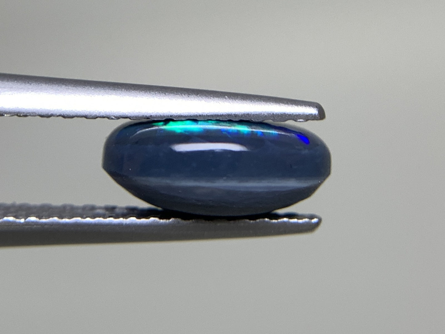 ブラックオパール 1.475ct  中央宝石ソーティング付き  9.1㎜×6.8㎜×3.8㎜  天然 ルース（ 裸石 ） 4863Y