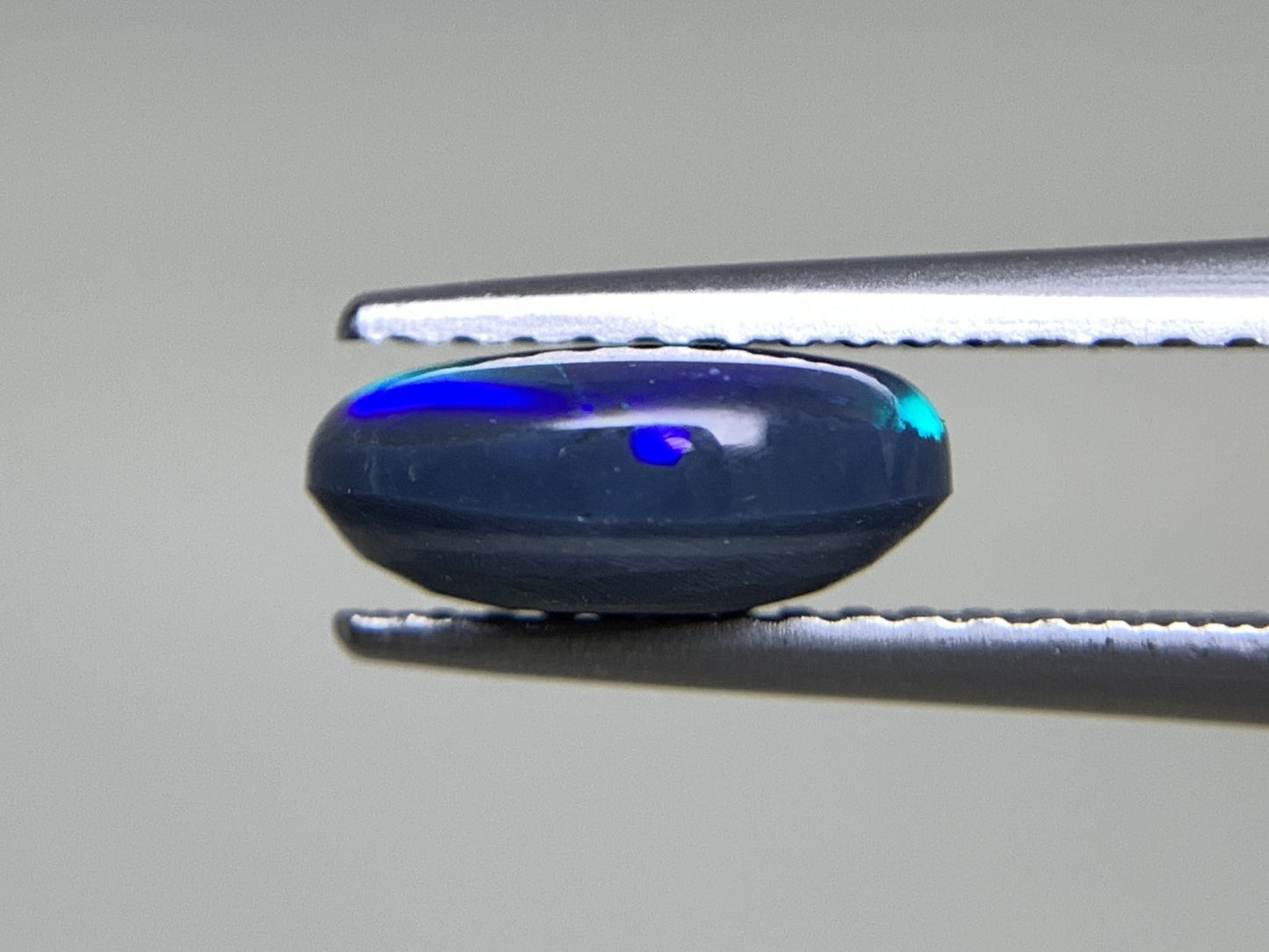 ブラックオパール 1.475ct  中央宝石ソーティング付き  9.1㎜×6.8㎜×3.8㎜  天然 ルース（ 裸石 ） 4863Y
