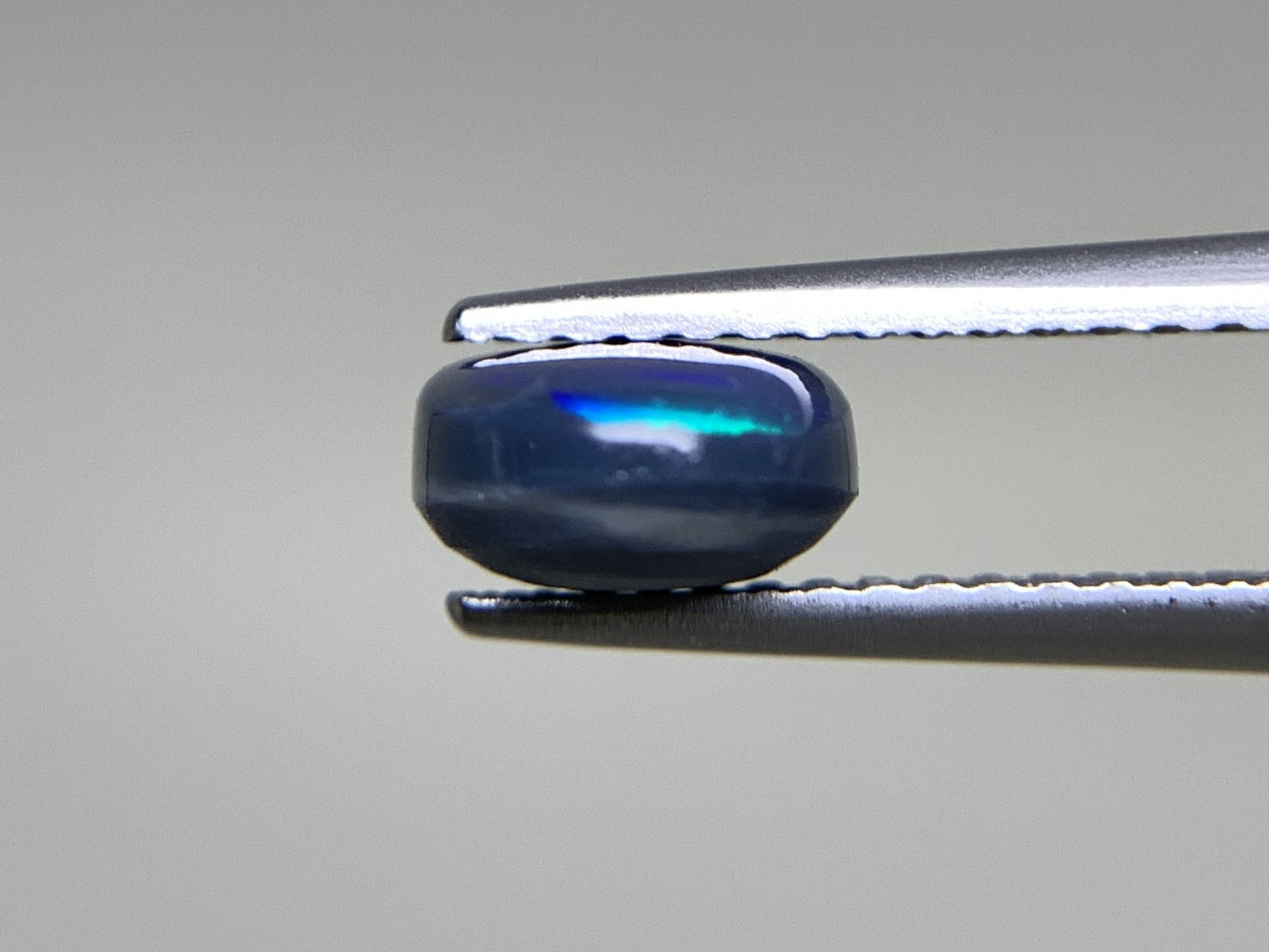 ブラックオパール 1.475ct  中央宝石ソーティング付き  9.1㎜×6.8㎜×3.8㎜  天然 ルース（ 裸石 ） 4863Y