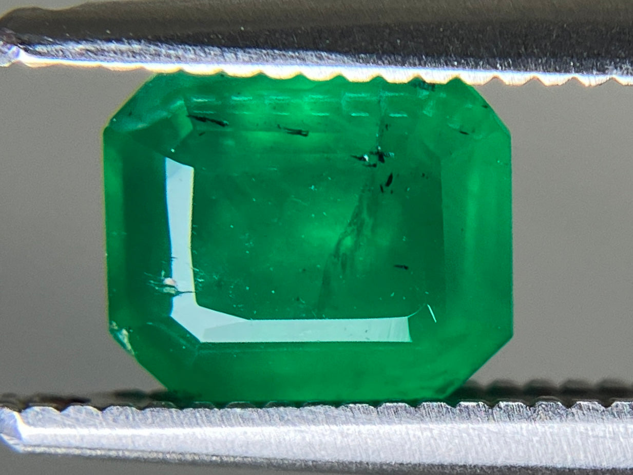 エメラルド 天然 1.094ct 中央宝石ソーティング付き 6.38㎜×5.48㎜×3.93㎜ ルース（ 裸石 ） 6856YY