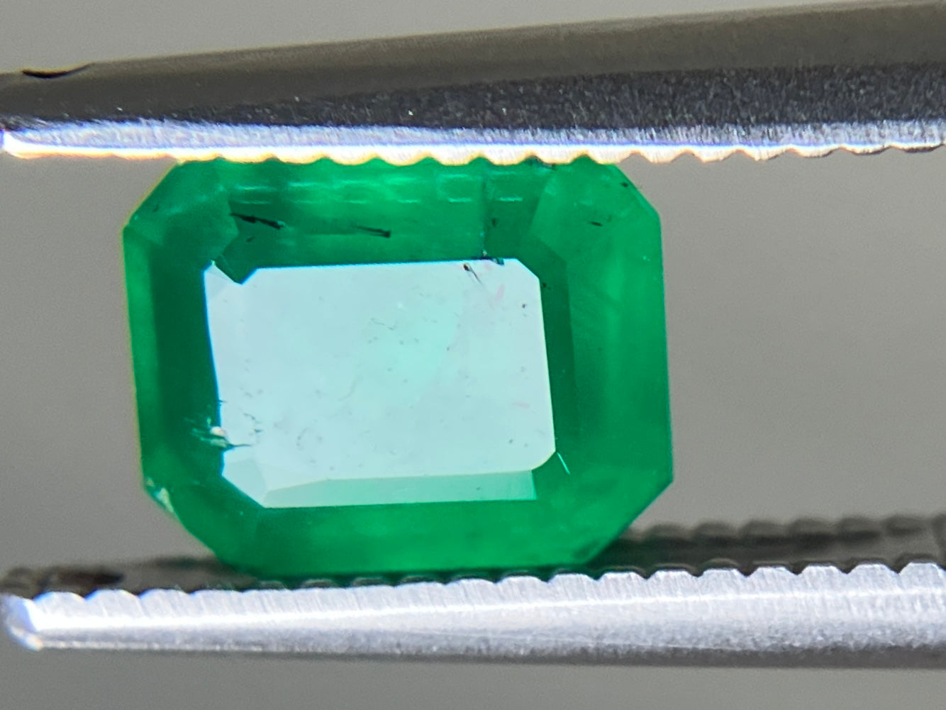 エメラルド 天然 1.094ct 中央宝石ソーティング付き 6.38㎜×5.48㎜×3.93㎜ ルース（ 裸石 ） 6856YY