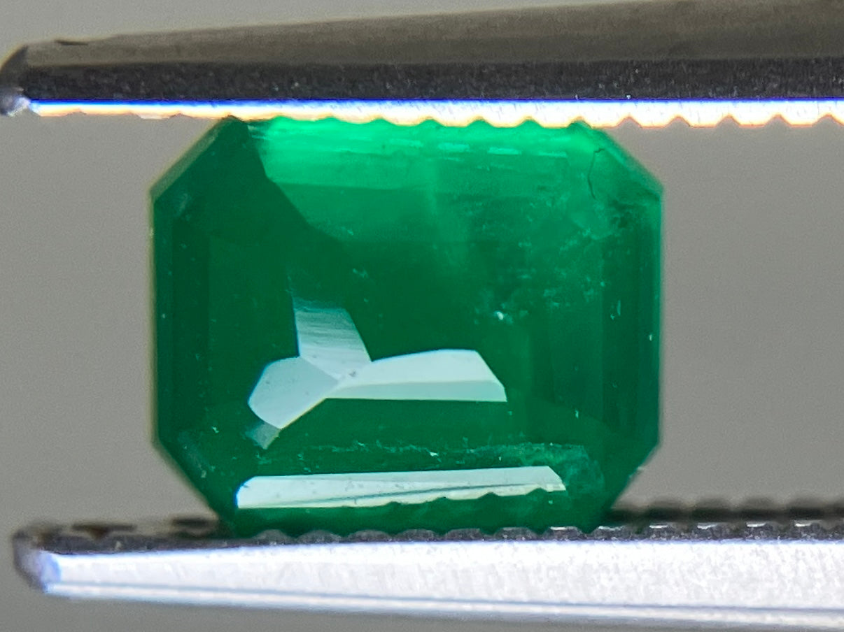 エメラルド 天然 1.094ct 中央宝石ソーティング付き 6.38㎜×5.48㎜×3.93㎜ ルース（ 裸石 ） 6856YY