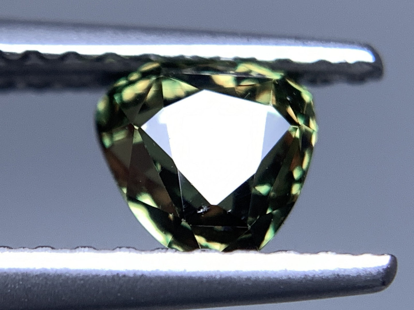 アレキサンドライト 天然 0.663ct 中央宝石ソーティング付き 4.84㎜×5.05㎜×3.25㎜ ルース（ 裸石 ） 6629Y