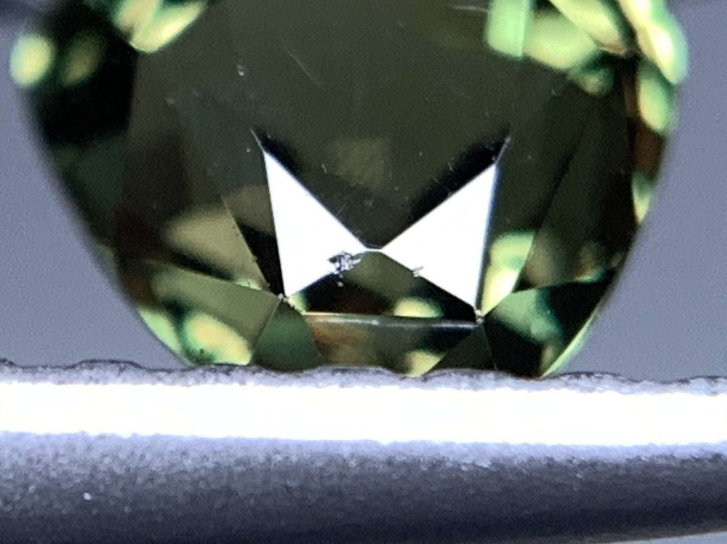 アレキサンドライト 天然 0.663ct 中央宝石ソーティング付き 4.84㎜×5.05㎜×3.25㎜ ルース（ 裸石 ） 6629Y