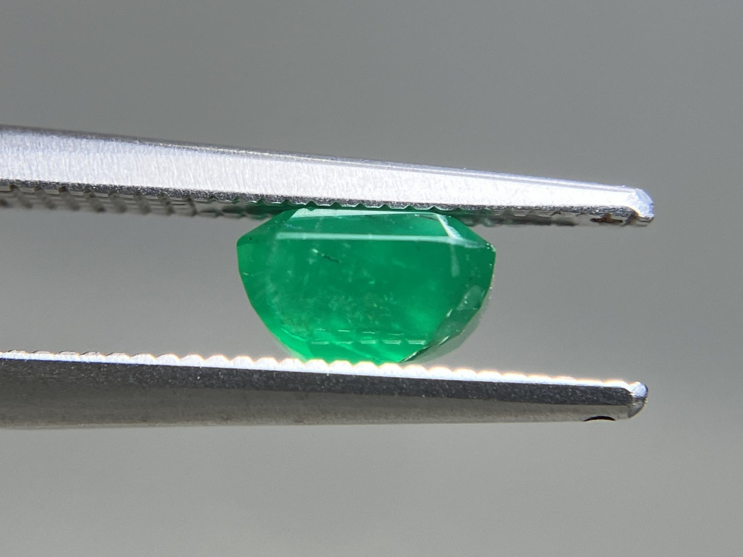 エメラルド 天然 1.094ct 中央宝石ソーティング付き 6.38㎜×5.48㎜×3.93㎜ ルース（ 裸石 ） 6856YY