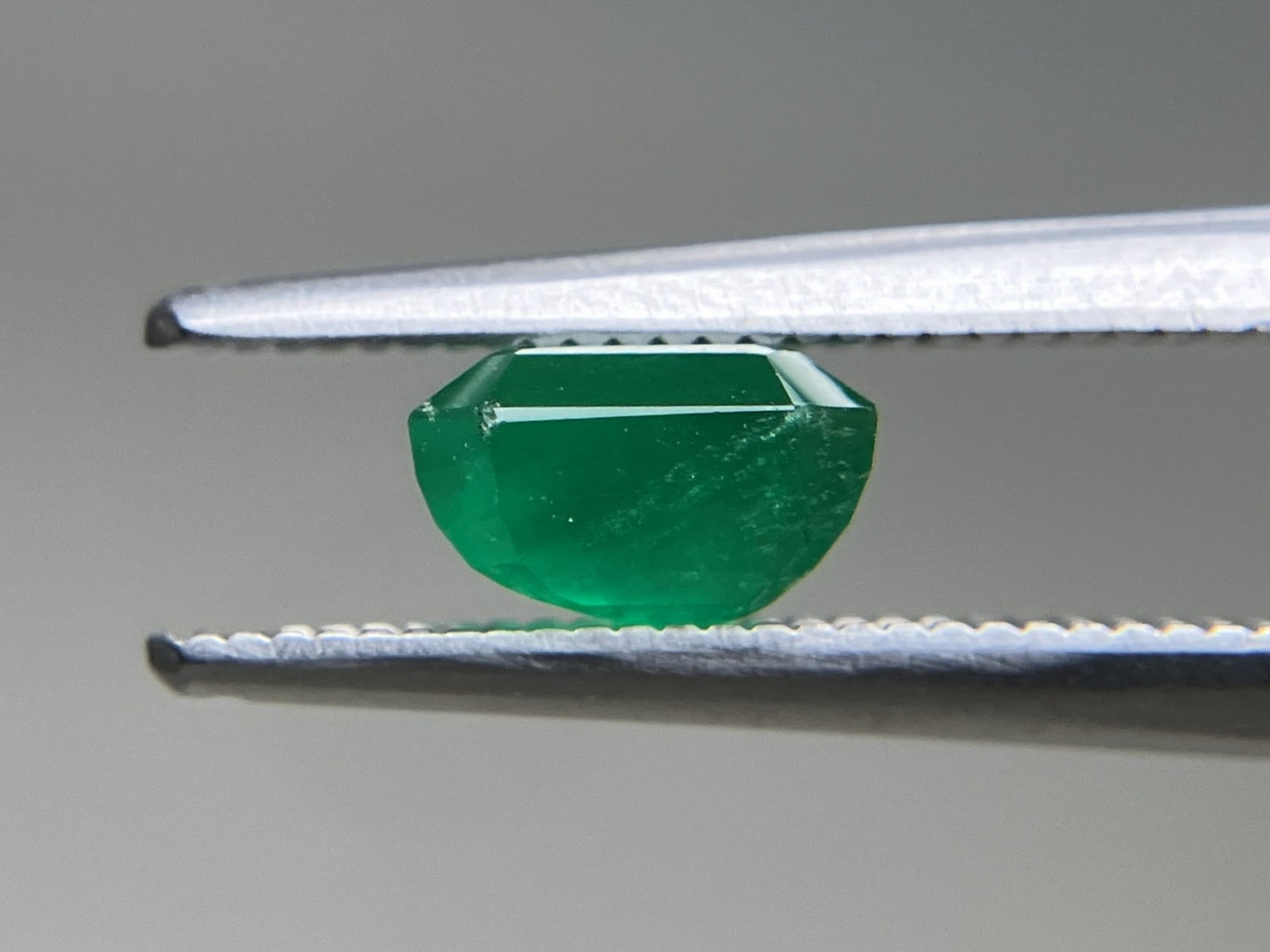 エメラルド 天然 1.094ct 中央宝石ソーティング付き 6.38㎜×5.48㎜×3.93㎜ ルース（ 裸石 ） 6856YY