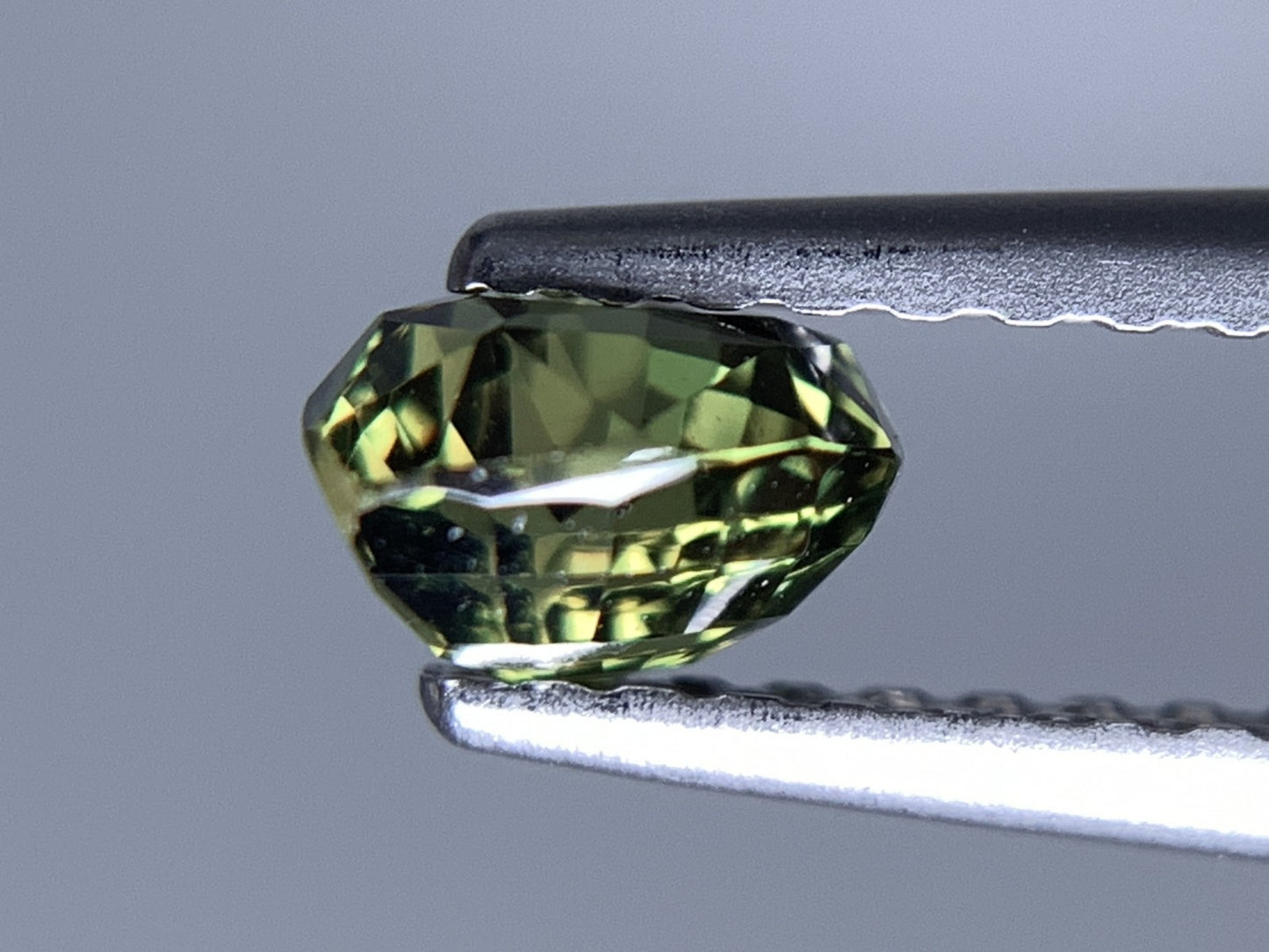 アレキサンドライト 天然 0.663ct 中央宝石ソーティング付き 4.84㎜×5.05㎜×3.25㎜ ルース（ 裸石 ） 6629Y
