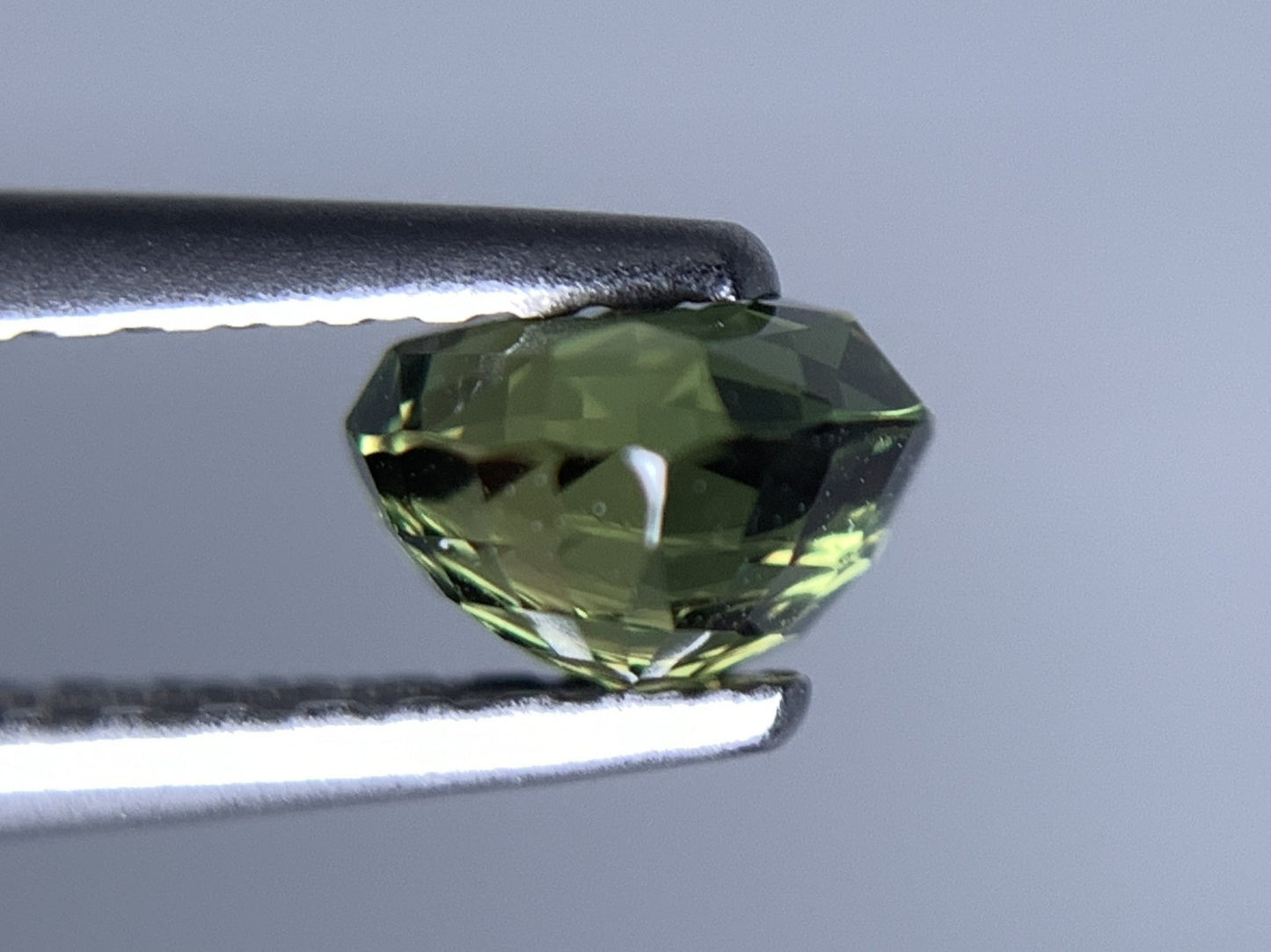 アレキサンドライト 天然 0.663ct 中央宝石ソーティング付き 4.84㎜×5.05㎜×3.25㎜ ルース（ 裸石 ） 6629Y
