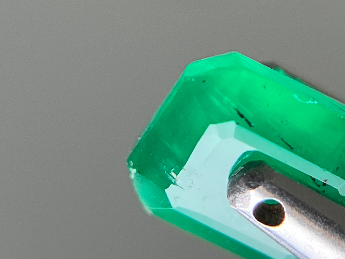 エメラルド 天然 1.094ct 中央宝石ソーティング付き 6.38㎜×5.48㎜×3.93㎜ ルース（ 裸石 ） 6856YY