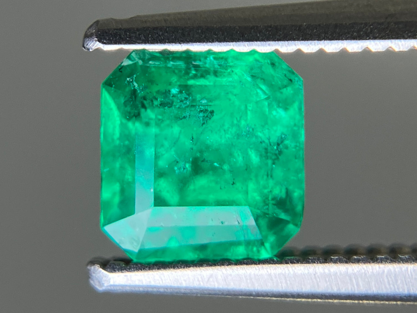 エメラルド 天然 0.968ct 中央宝石ソーティング付き 5.86㎜×5.61㎜×4.77㎜ ルース（ 裸石 ） 6857YY