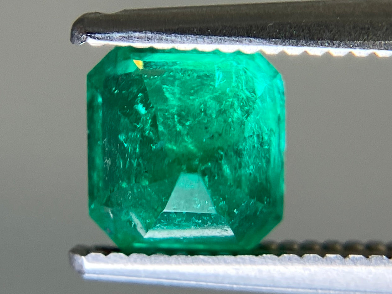 エメラルド 天然 0.968ct 中央宝石ソーティング付き 5.86㎜×5.61㎜×4.77㎜ ルース（ 裸石 ） 6857YY