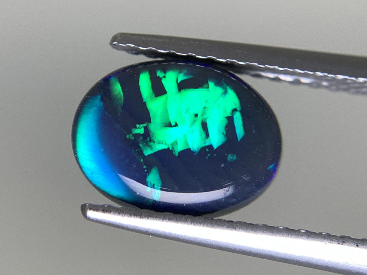 ブラックオパール 1.475ct  中央宝石ソーティング付き  9.1㎜×6.8㎜×3.8㎜  天然 ルース（ 裸石 ） 4863Y
