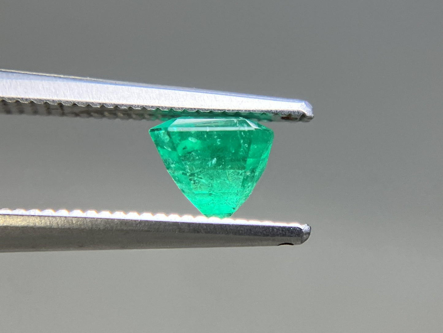 エメラルド 天然 0.968ct 中央宝石ソーティング付き 5.86㎜×5.61㎜×4.77㎜ ルース（ 裸石 ） 6857YY