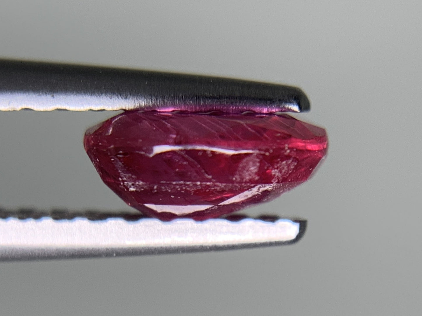 ルビー 天然 0.908ct 宝石ソーティング付き 6.2㎜×5.0㎜×2.9㎜ ルース（ 裸石 ） 7729Y
