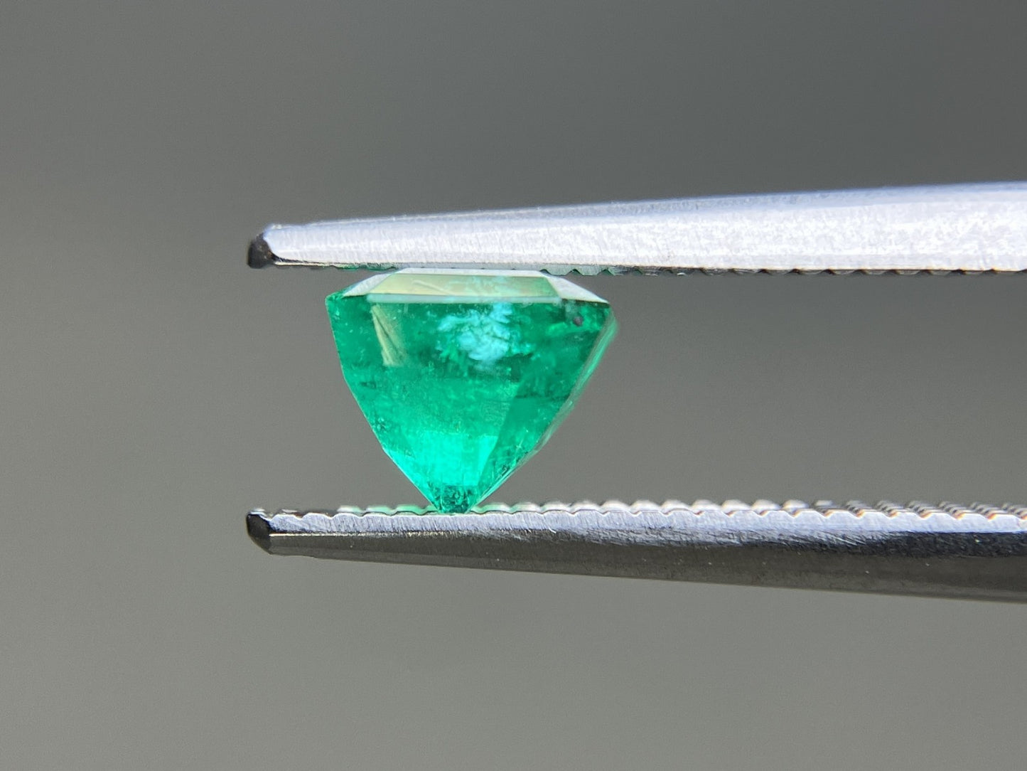 エメラルド 天然 0.968ct 中央宝石ソーティング付き 5.86㎜×5.61㎜×4.77㎜ ルース（ 裸石 ） 6857YY