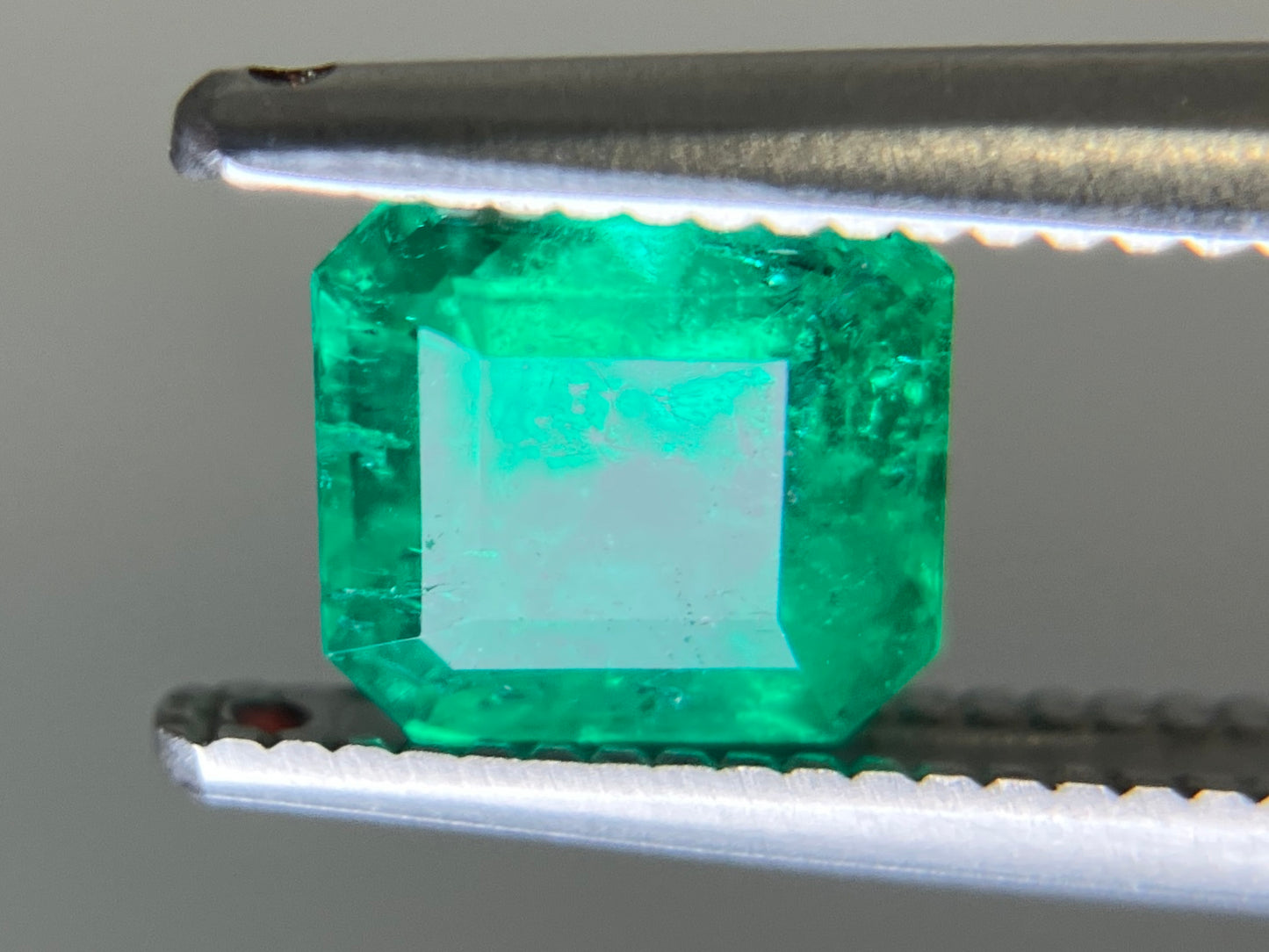エメラルド 天然 0.968ct 中央宝石ソーティング付き 5.86㎜×5.61㎜×4.77㎜ ルース（ 裸石 ） 6857YY