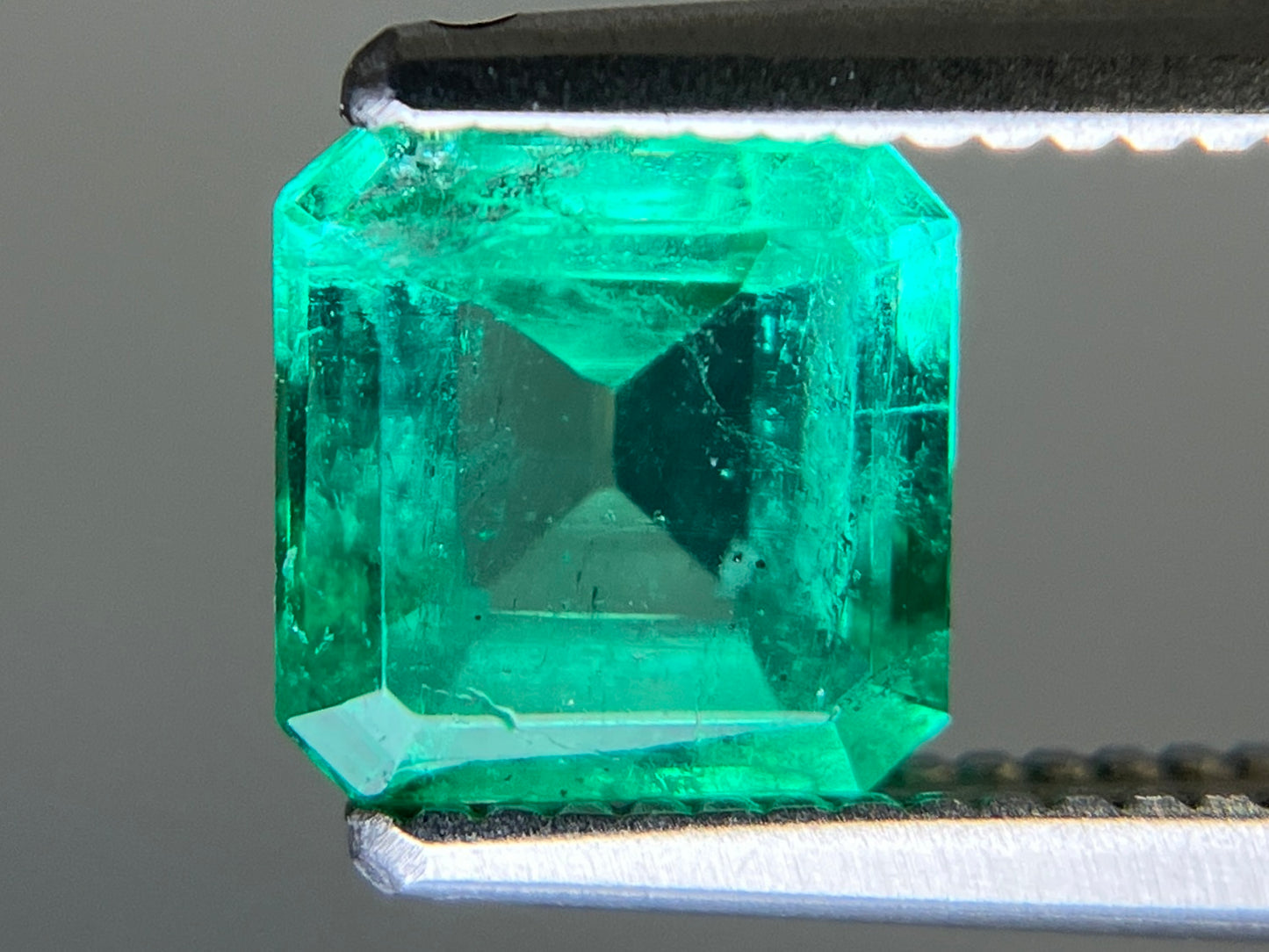 エメラルド 天然 0.804ct 中央宝石ソーティング付き 5.81㎜×5.80㎜×3.32㎜ ルース（ 裸石 ） 6855YY