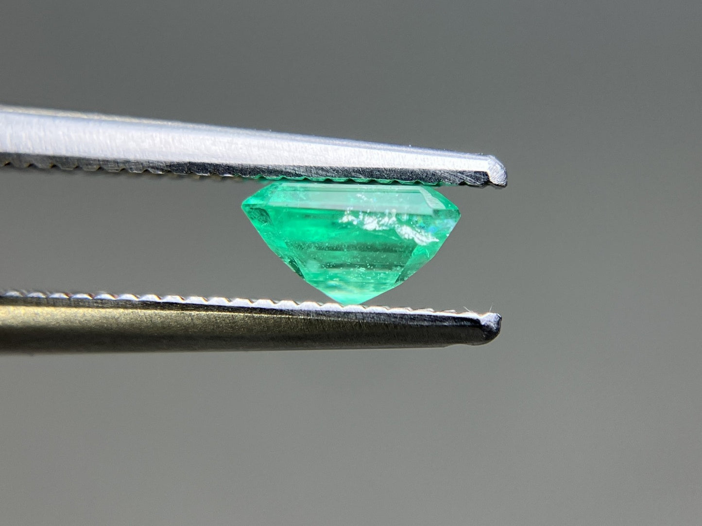 エメラルド 天然 0.804ct 中央宝石ソーティング付き 5.81㎜×5.80㎜×3.32㎜ ルース（ 裸石 ） 6855YY