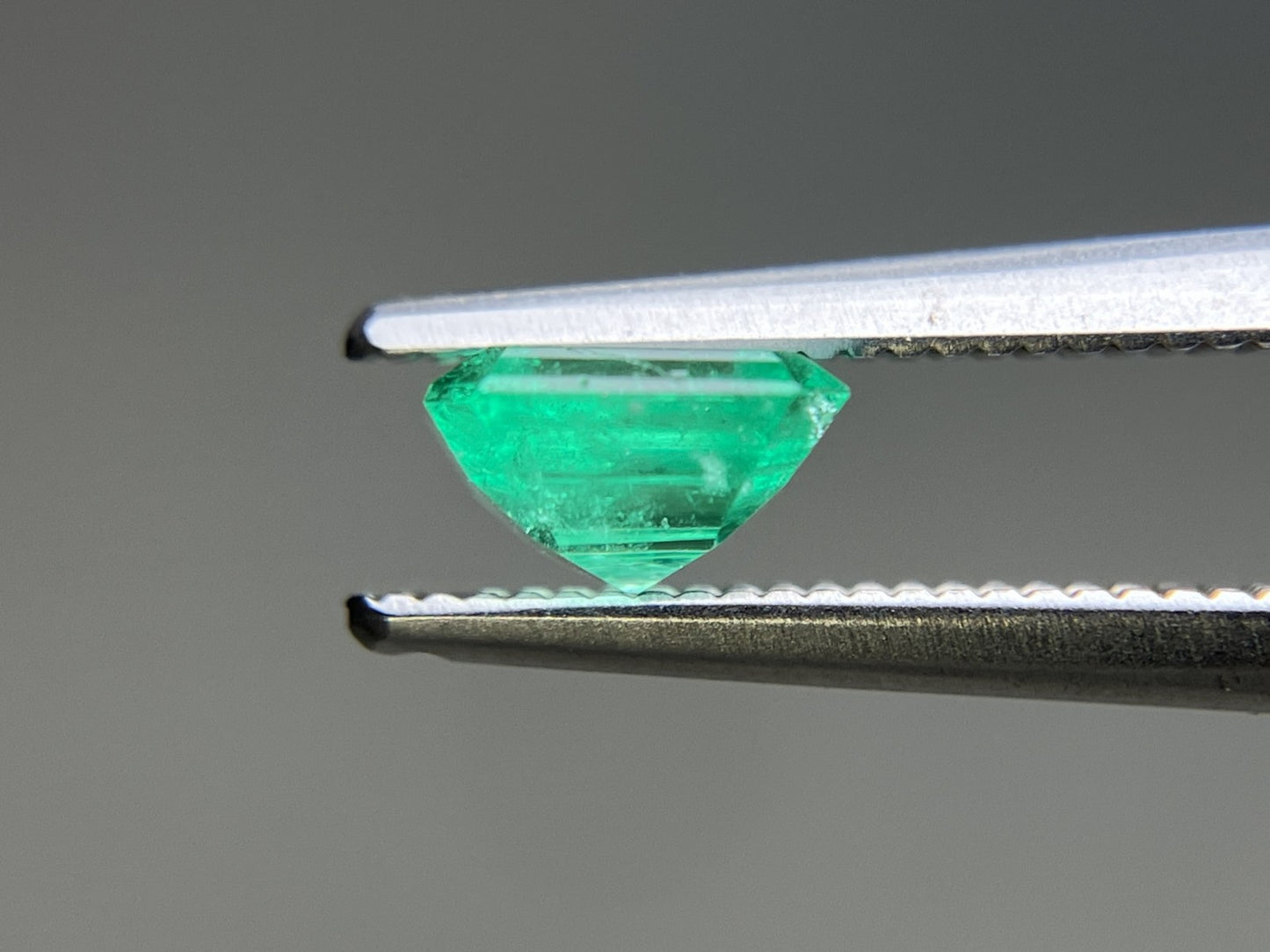 エメラルド 天然 0.804ct 中央宝石ソーティング付き 5.81㎜×5.80㎜×3.32㎜ ルース（ 裸石 ） 6855YY