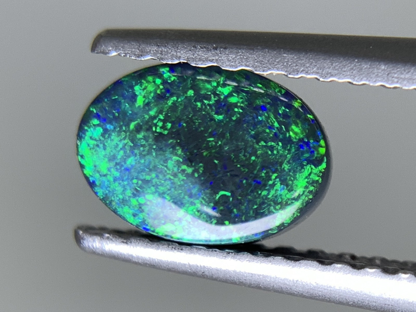 ブラックオパール 0.553ct  中央宝石ソーティング付き  7.0㎜×4.9㎜×2.2㎜  天然 ルース（ 裸石 ） 4933Y