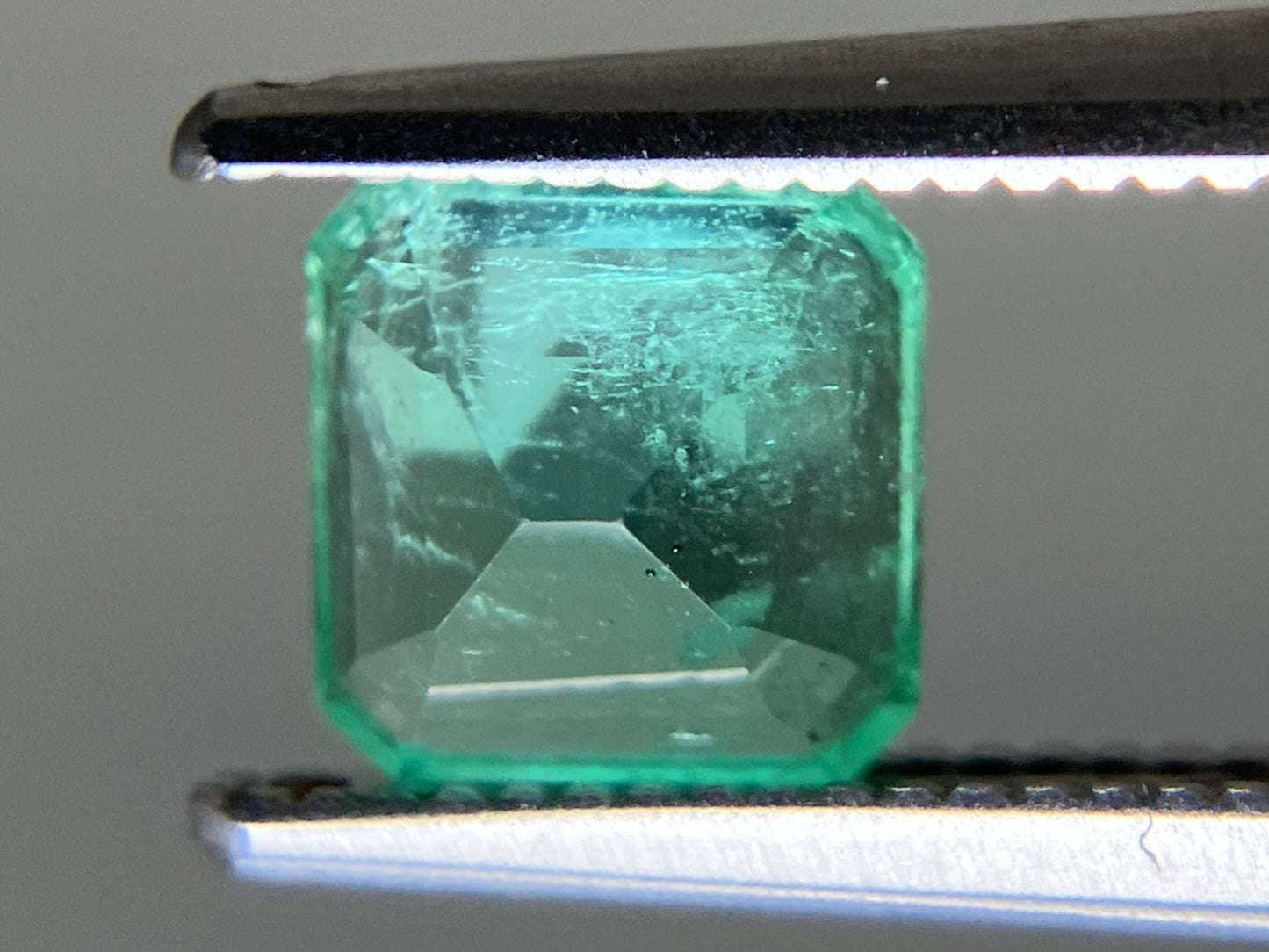 エメラルド 天然 0.804ct 中央宝石ソーティング付き 5.81㎜×5.80㎜×3.32㎜ ルース（ 裸石 ） 6855YY