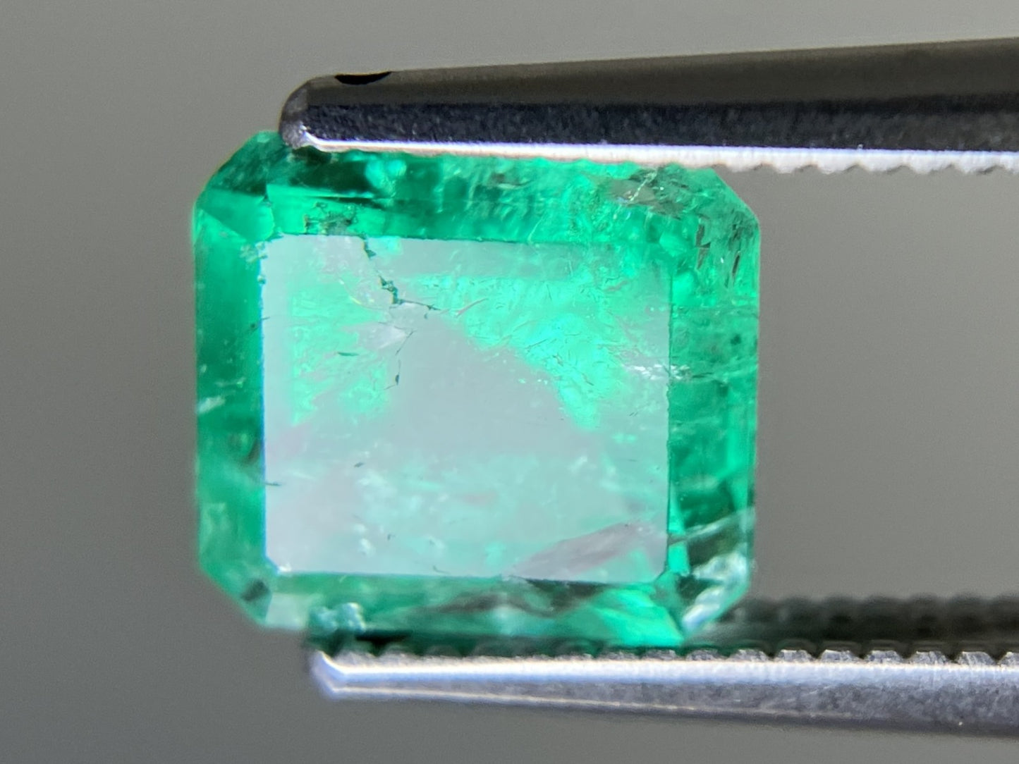 エメラルド 天然 1.703ct 中央宝石ソーティング付き 7.67㎜×6.97㎜×4.98㎜ ルース（ 裸石 ） 6883YY