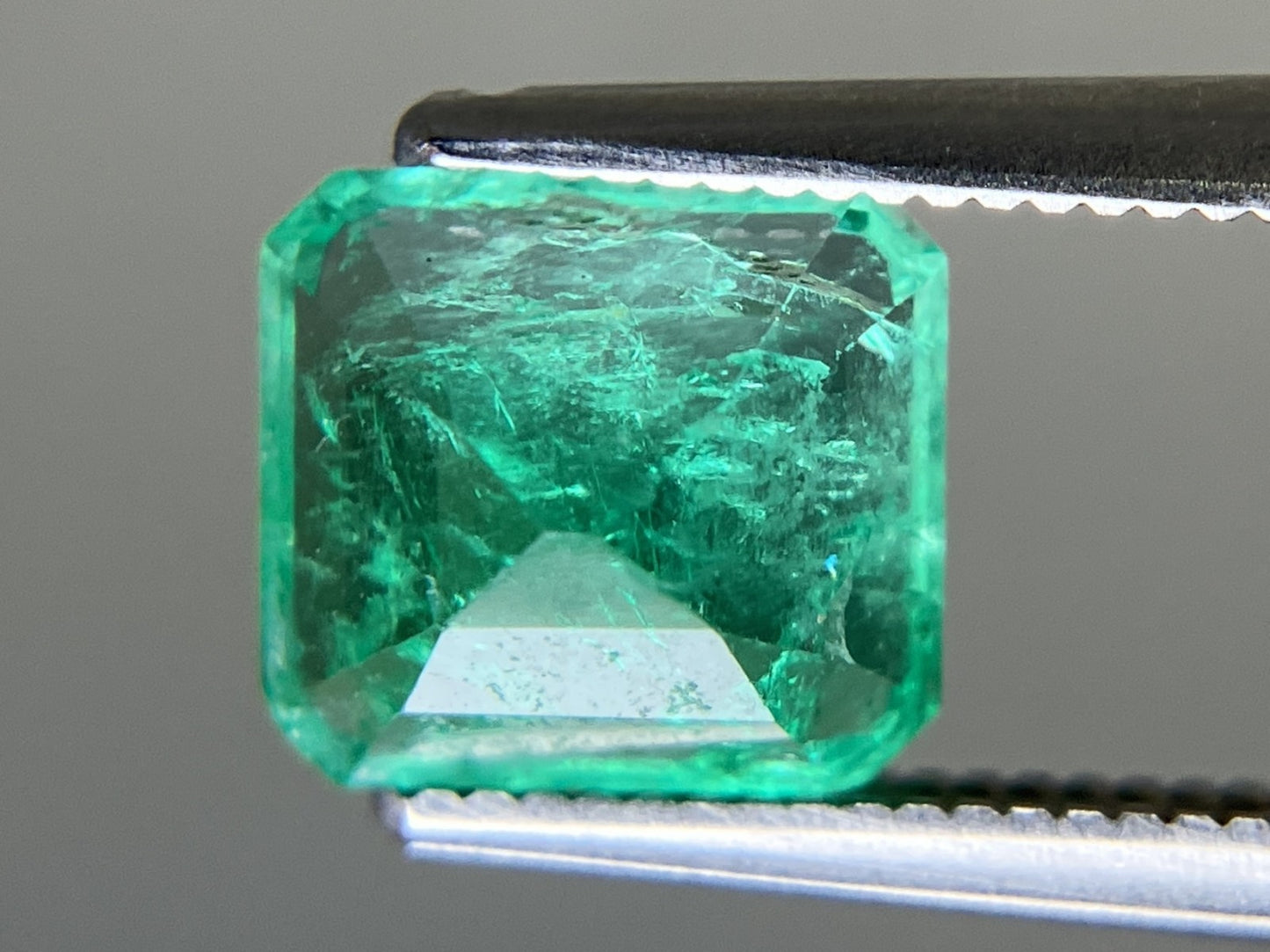 エメラルド 天然 1.703ct 中央宝石ソーティング付き 7.67㎜×6.97㎜×4.98㎜ ルース（ 裸石 ） 6883YY
