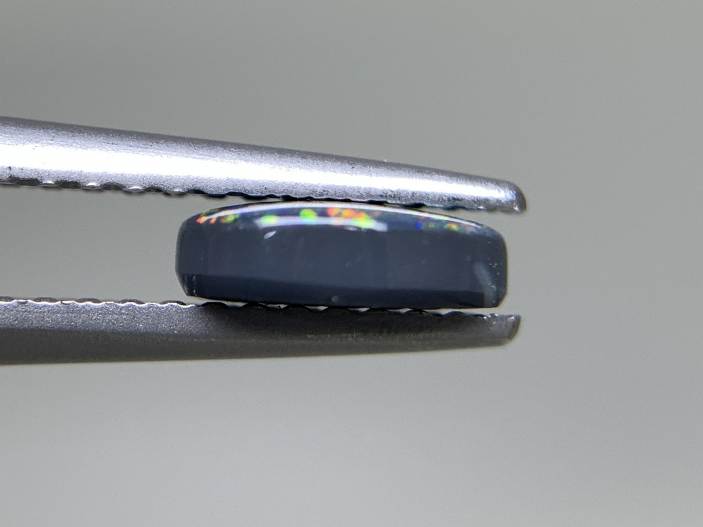 ブラックオパール 0.553ct  中央宝石ソーティング付き  7.0㎜×4.9㎜×2.2㎜  天然 ルース（ 裸石 ） 4933Y