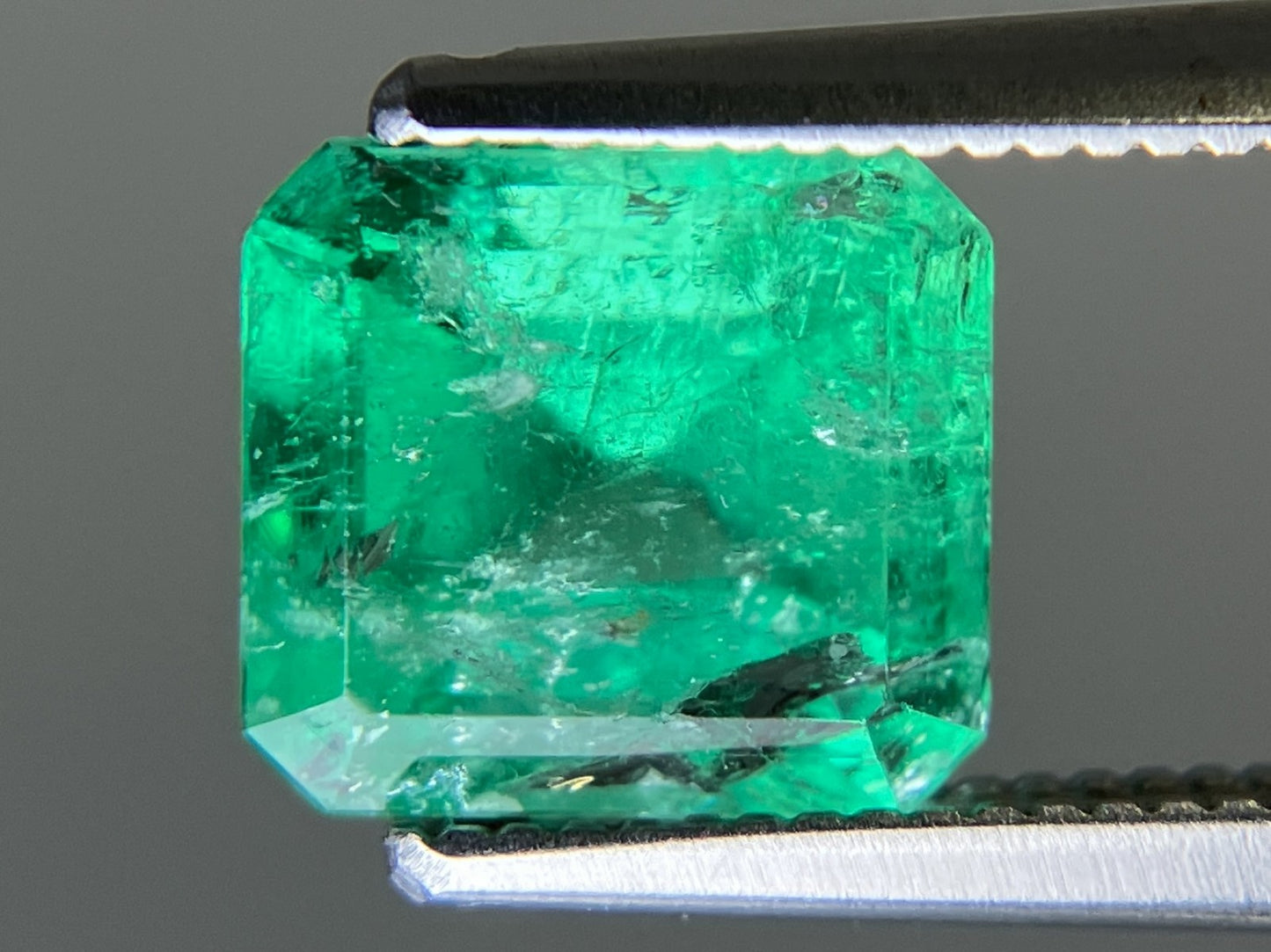 エメラルド 天然 1.703ct 中央宝石ソーティング付き 7.67㎜×6.97㎜×4.98㎜ ルース（ 裸石 ） 6883YY
