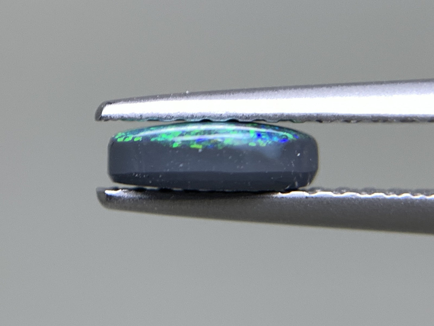 ブラックオパール 0.553ct  中央宝石ソーティング付き  7.0㎜×4.9㎜×2.2㎜  天然 ルース（ 裸石 ） 4933Y