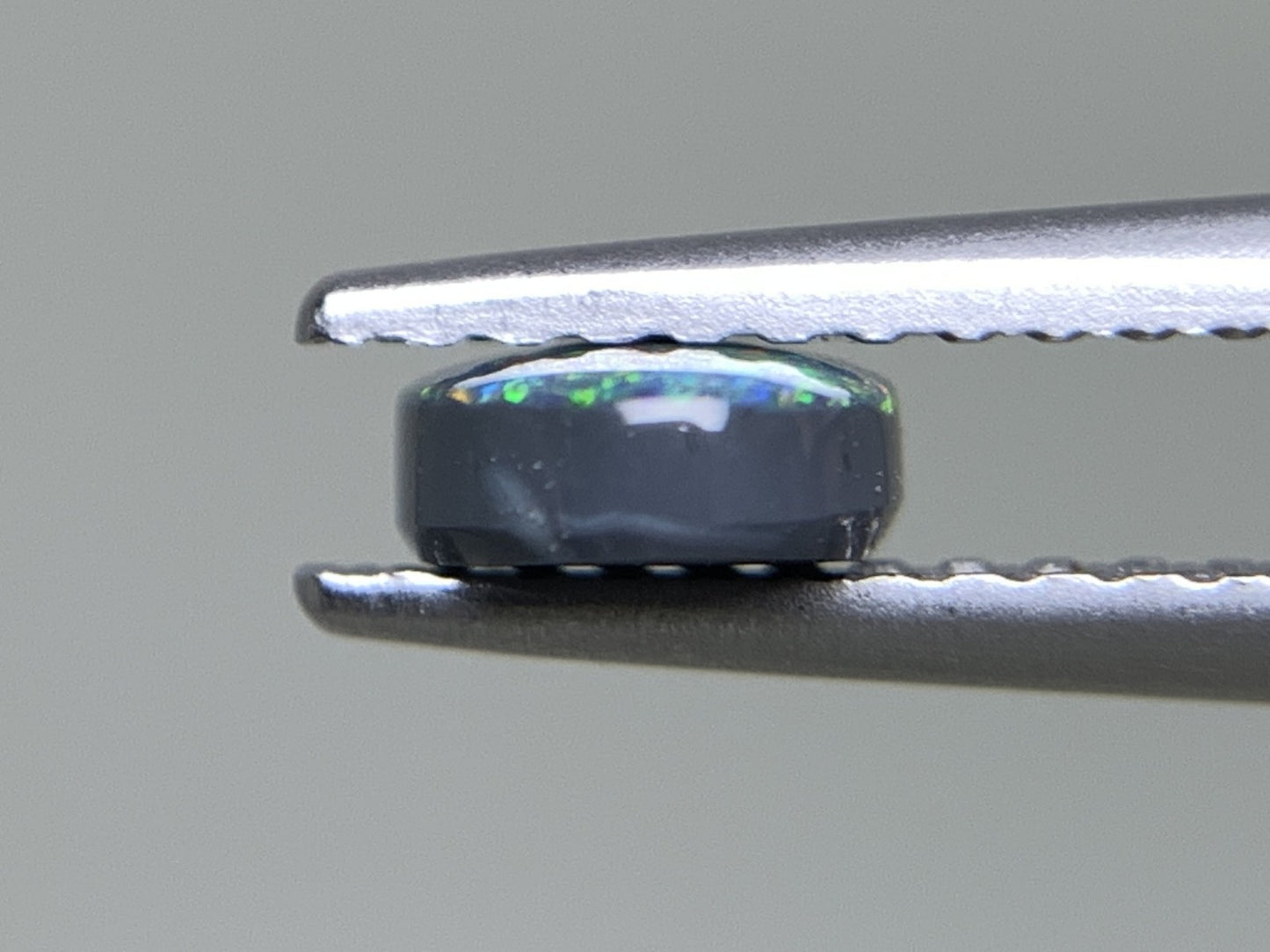 ブラックオパール 0.553ct  中央宝石ソーティング付き  7.0㎜×4.9㎜×2.2㎜  天然 ルース（ 裸石 ） 4933Y