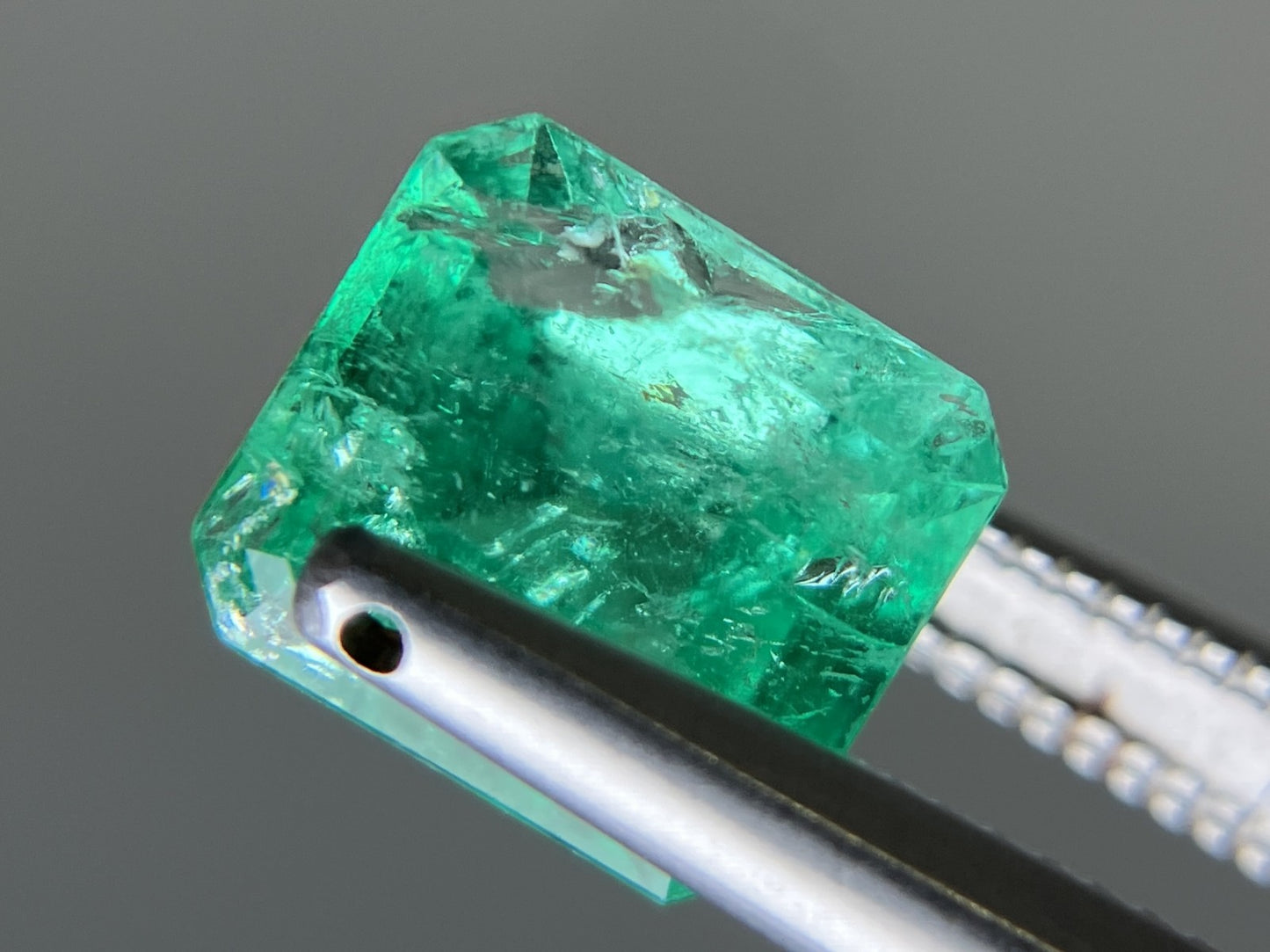 エメラルド 天然 1.703ct 中央宝石ソーティング付き 7.67㎜×6.97㎜×4.98㎜ ルース（ 裸石 ） 6883YY