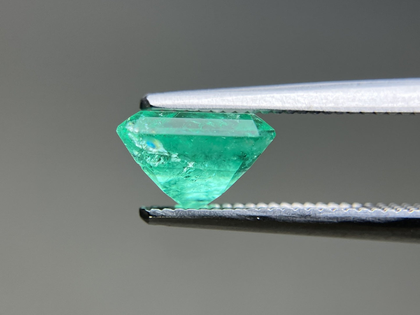 エメラルド 天然 1.703ct 中央宝石ソーティング付き 7.67㎜×6.97㎜×4.98㎜ ルース（ 裸石 ） 6883YY