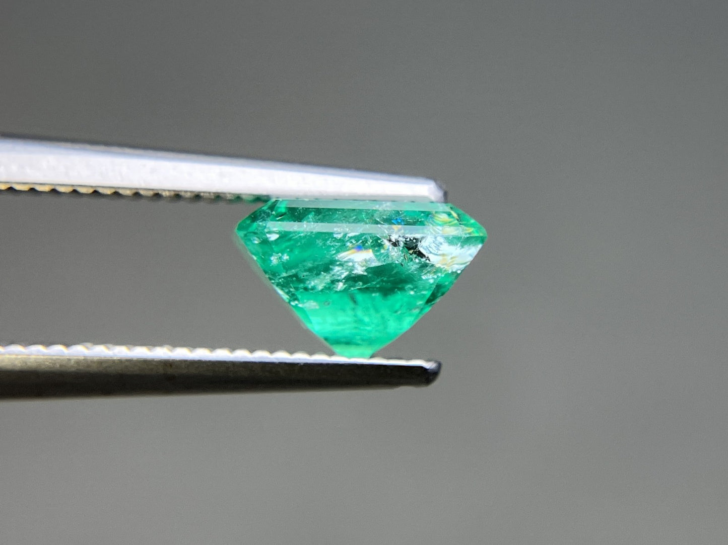 エメラルド 天然 1.703ct 中央宝石ソーティング付き 7.67㎜×6.97㎜×4.98㎜ ルース（ 裸石 ） 6883YY