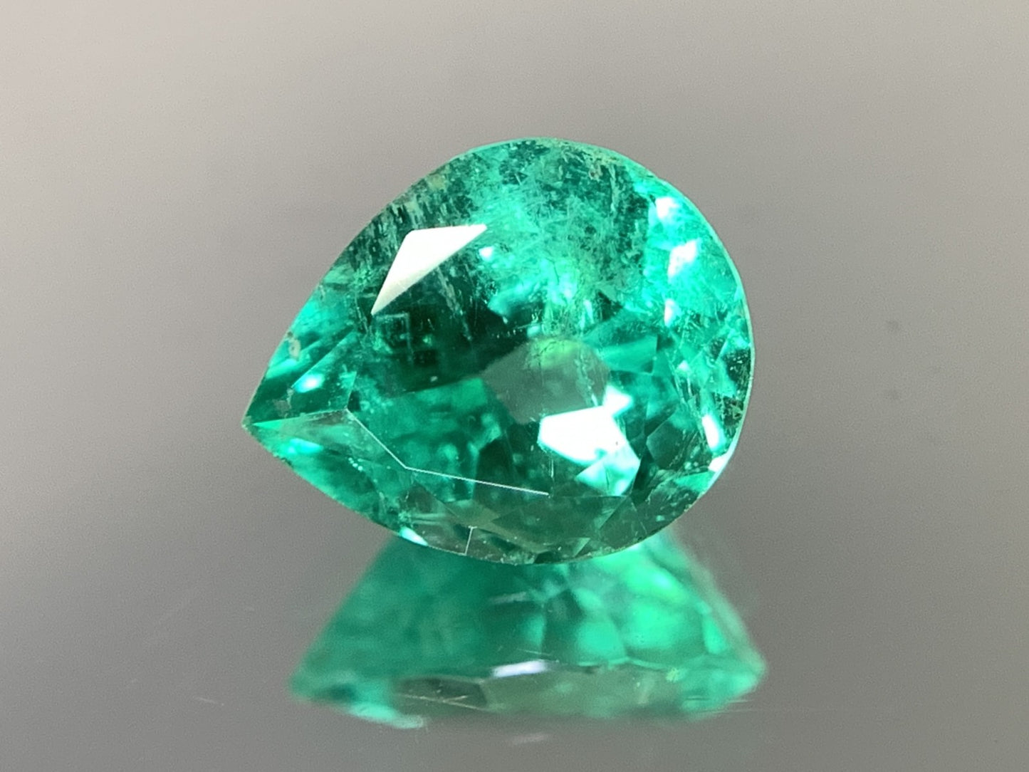 エメラルド 1.575ct 宝石ソーティング付き  8.88㎜×7.29㎜×4.99㎜   ルース（ 裸石 ） 2246Y