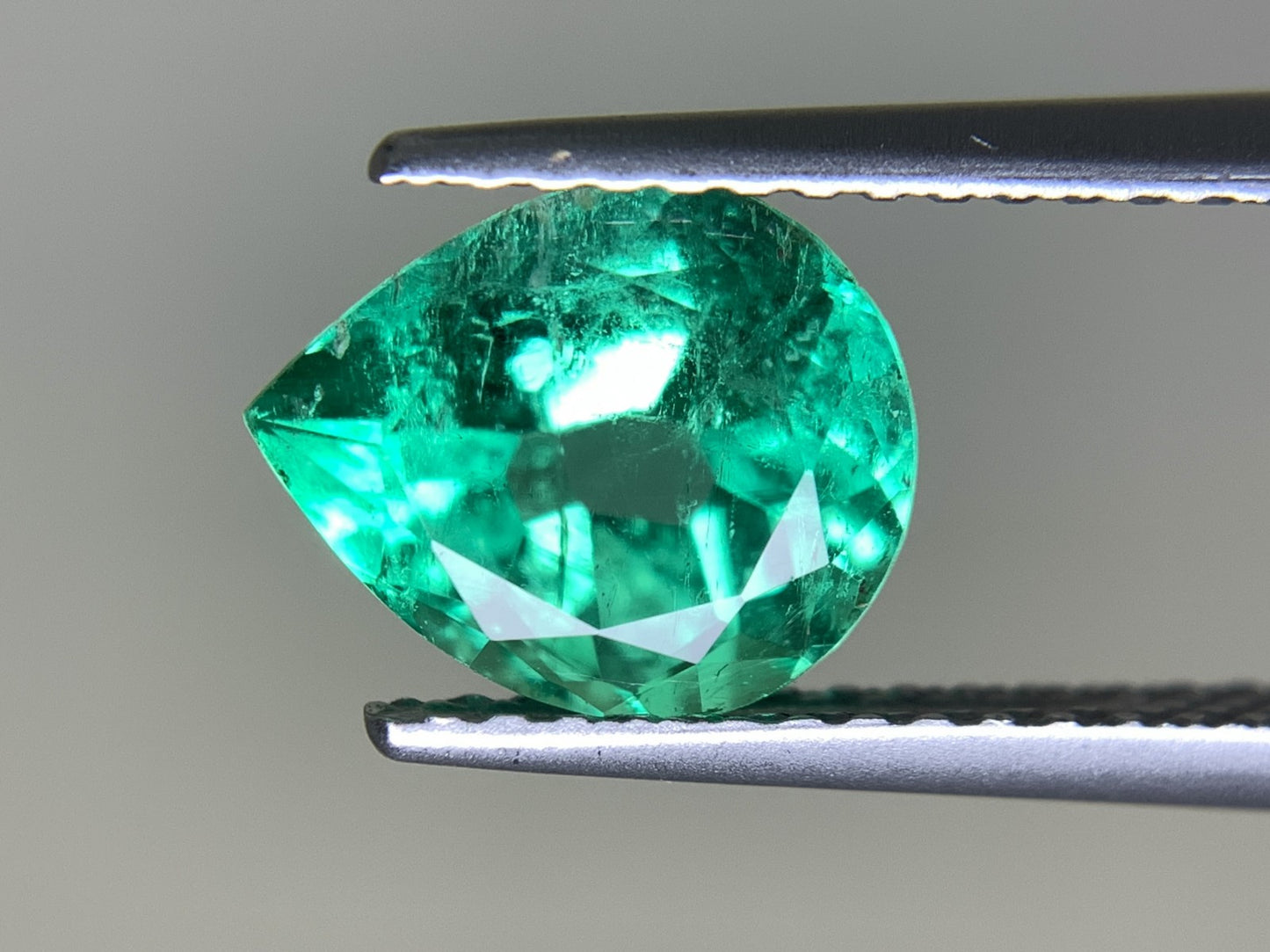 エメラルド 1.575ct 宝石ソーティング付き  8.88㎜×7.29㎜×4.99㎜   ルース（ 裸石 ） 2246Y