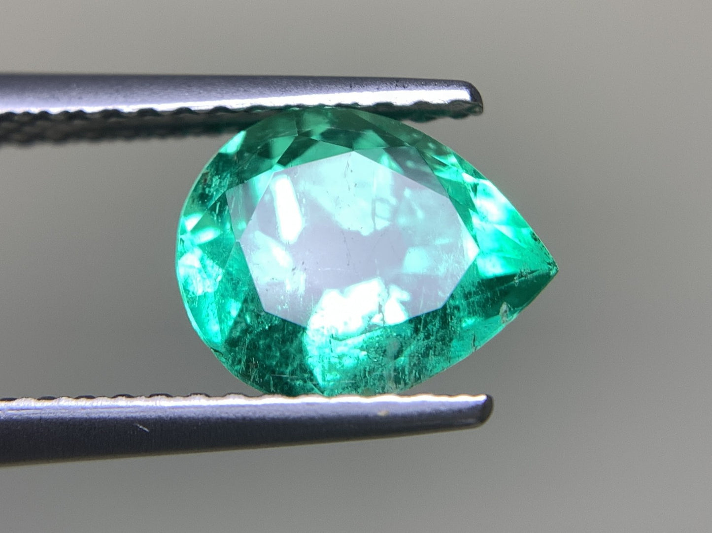 エメラルド 1.575ct 宝石ソーティング付き  8.88㎜×7.29㎜×4.99㎜   ルース（ 裸石 ） 2246Y